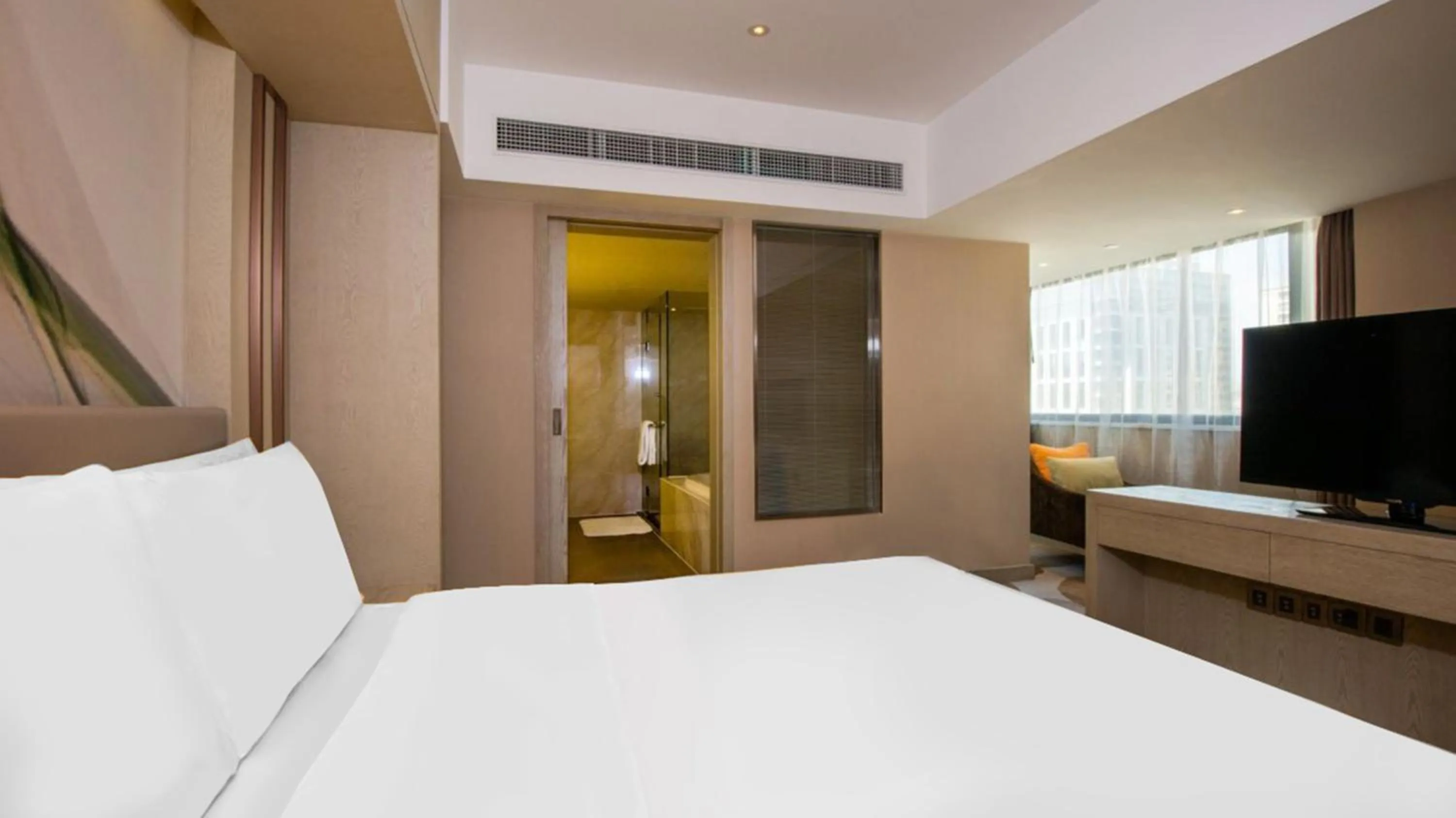 Photo of the whole room, Bed in Holiday Inn Kunming City Centre by IHG