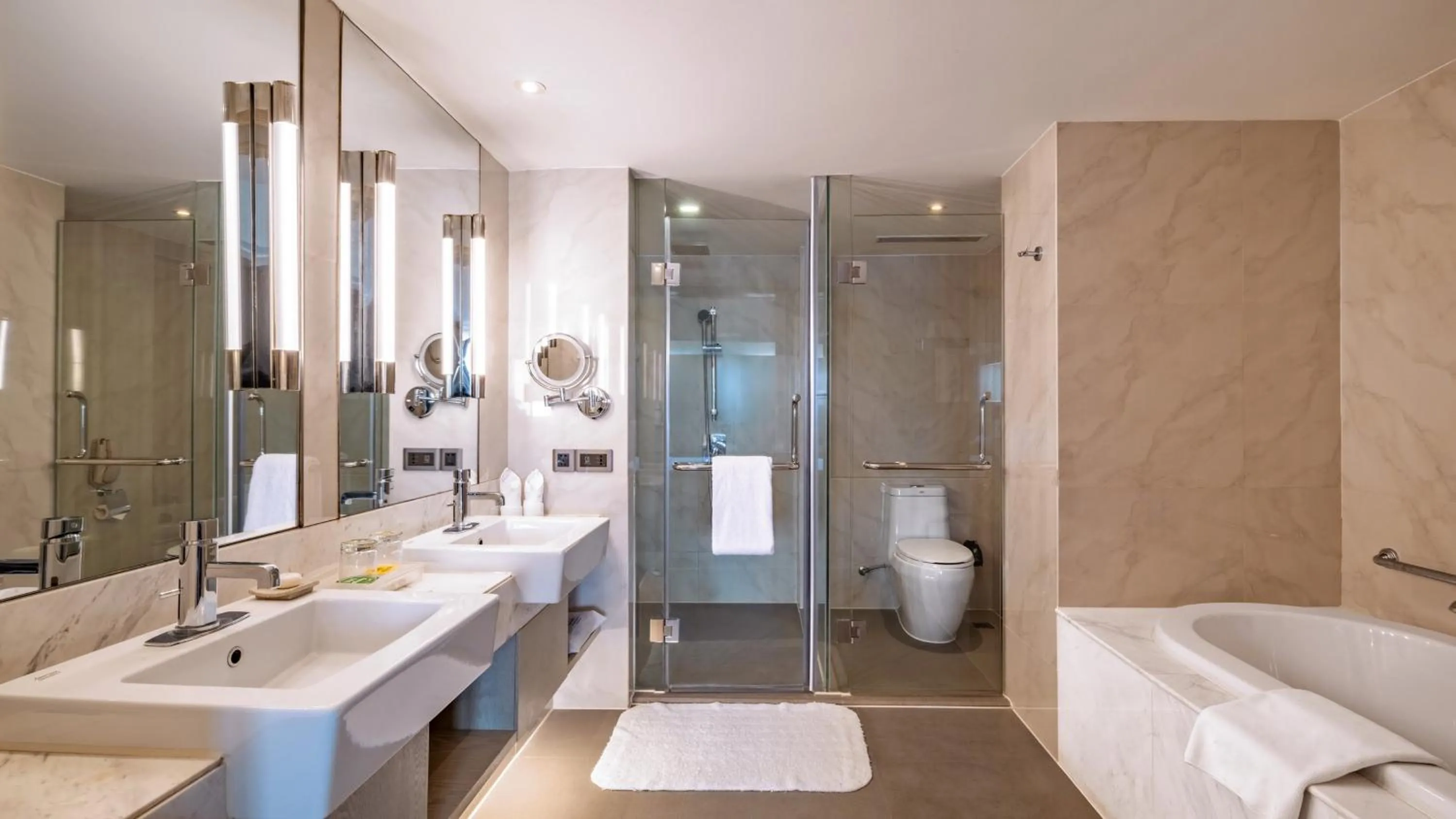 Shower in Holiday Inn Kunming City Centre by IHG