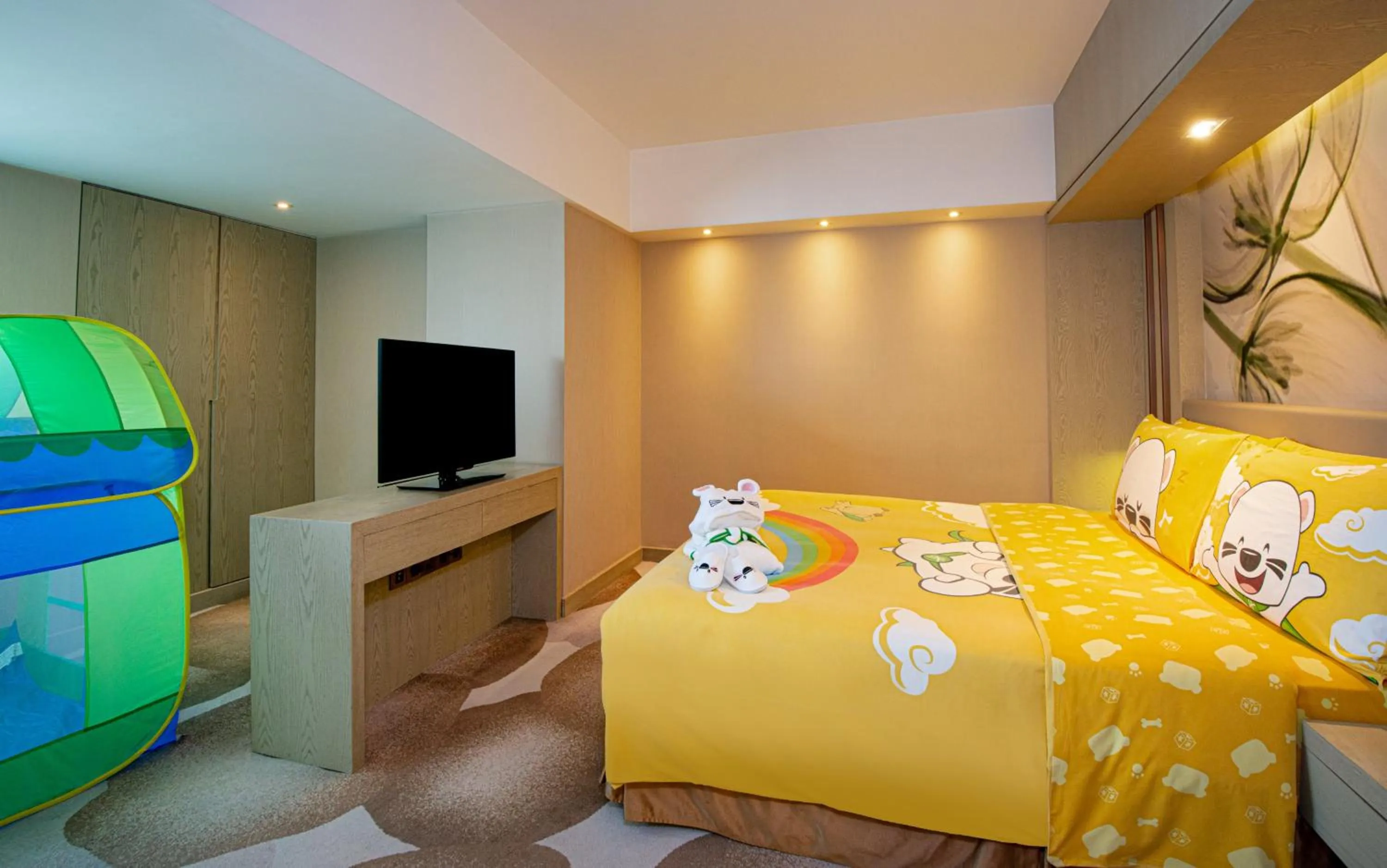 Photo of the whole room, Bed in Holiday Inn Kunming City Centre by IHG