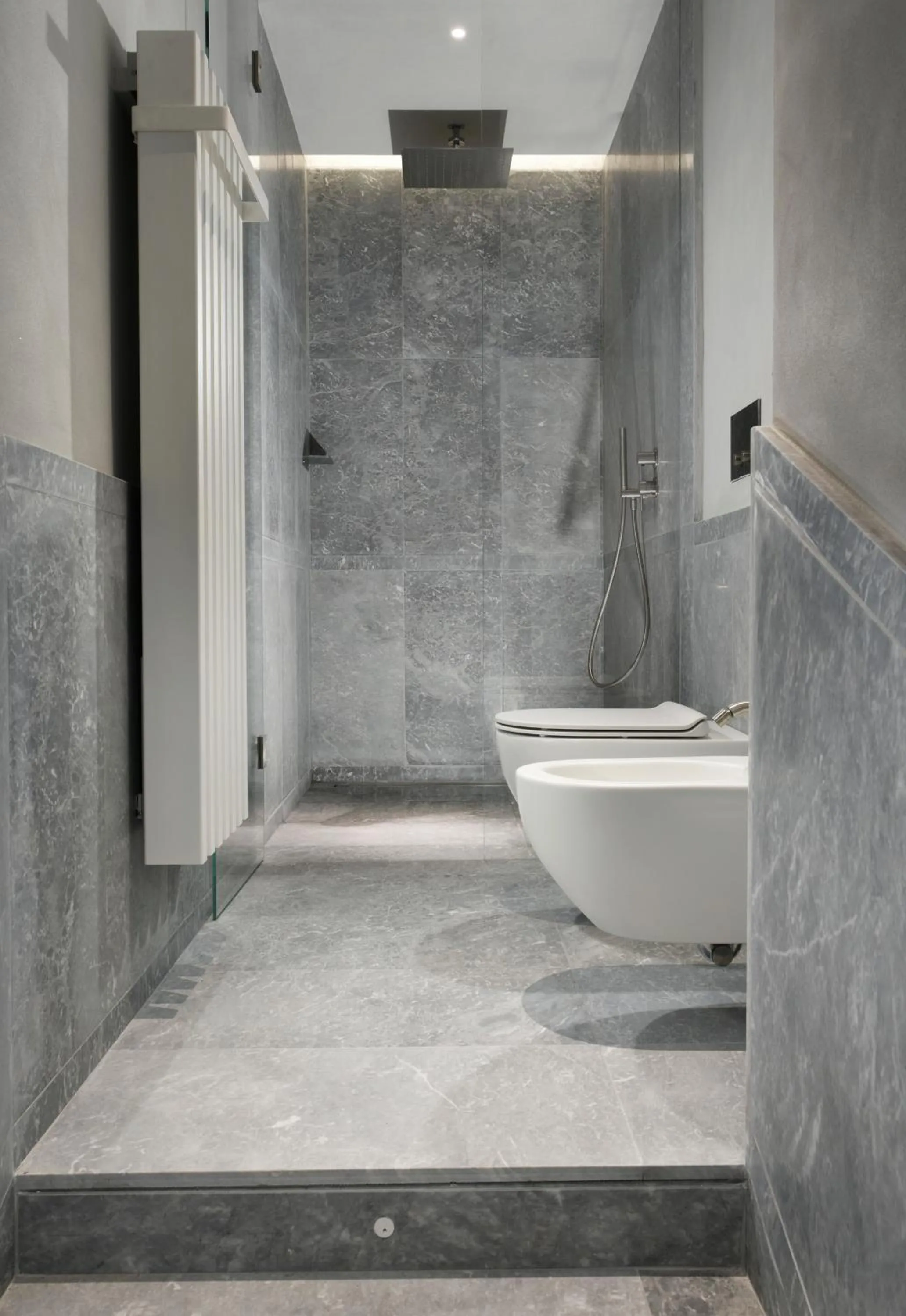 Shower in Locanda della Posta, The Bank