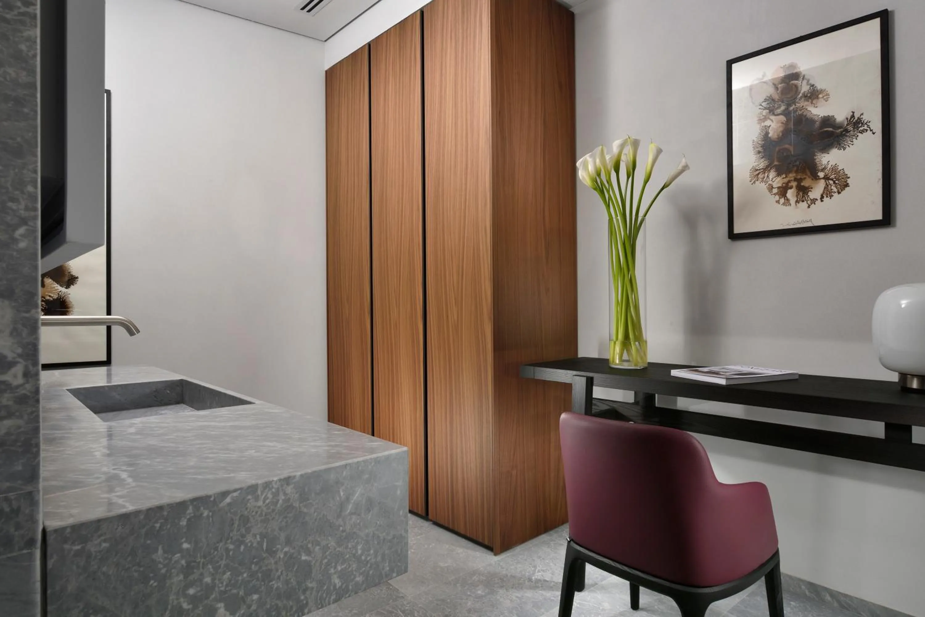 hair dresser in Locanda della Posta, The Bank