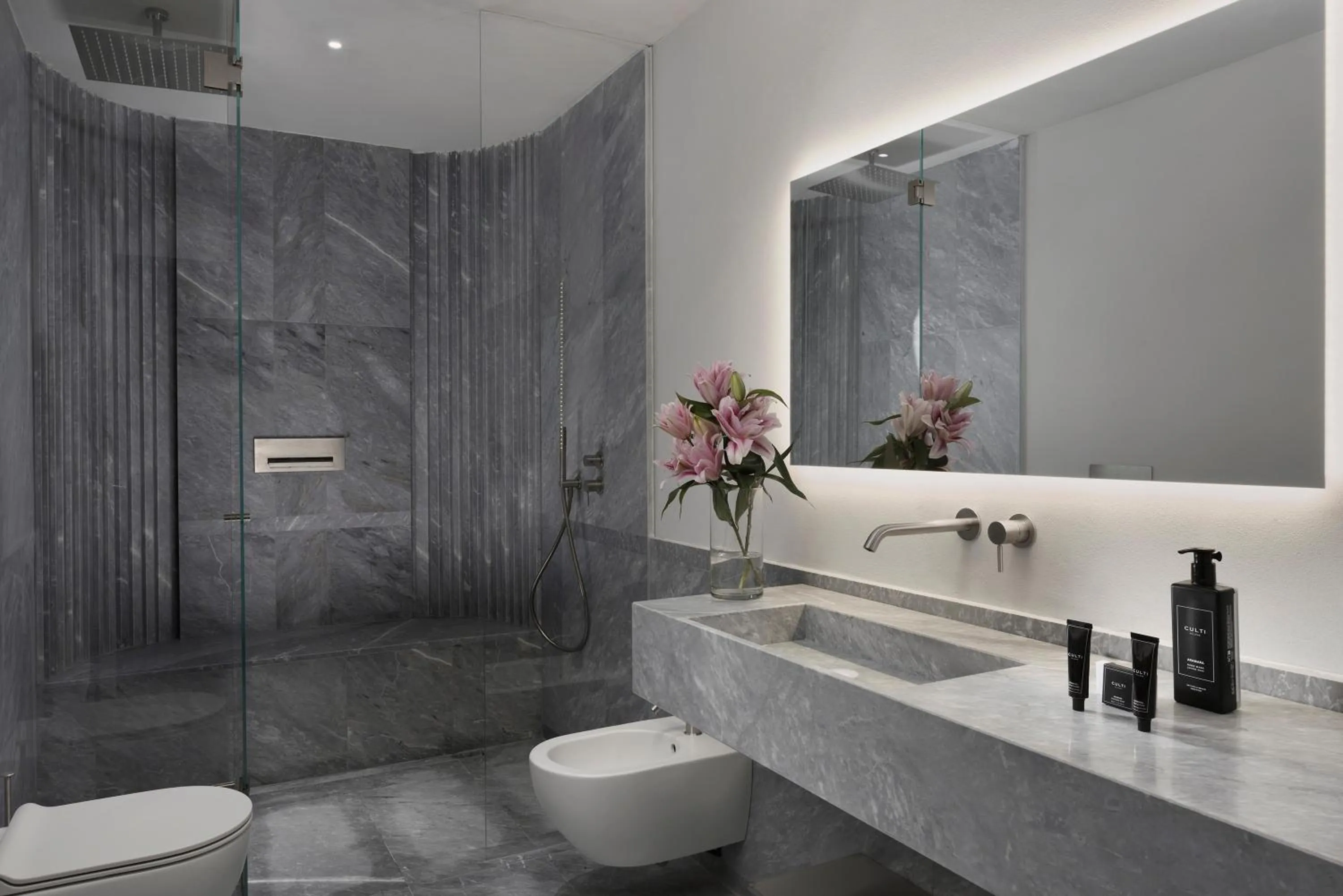 Shower in Locanda della Posta, The Bank