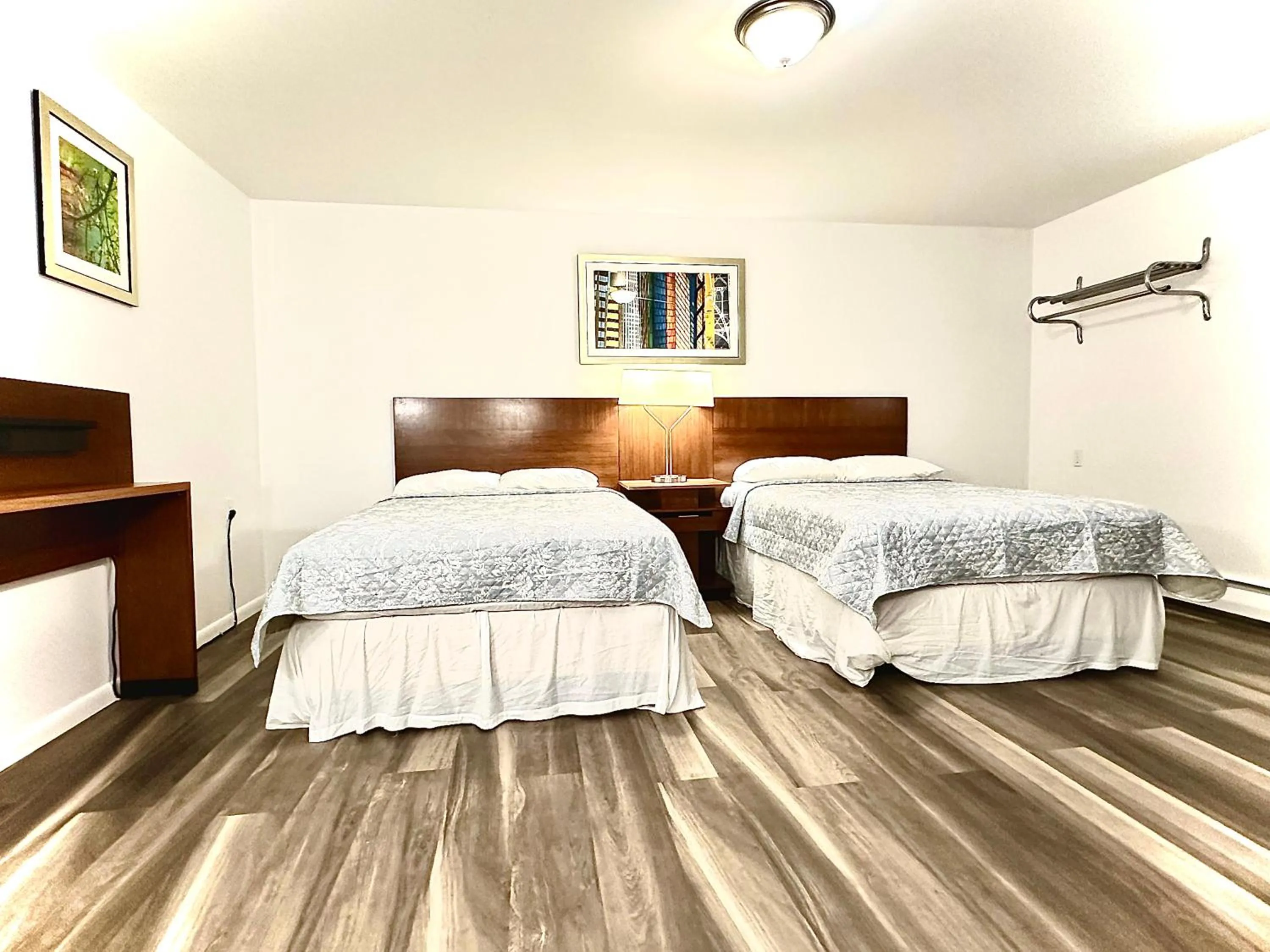 Bedroom, Bed in Budget Inn