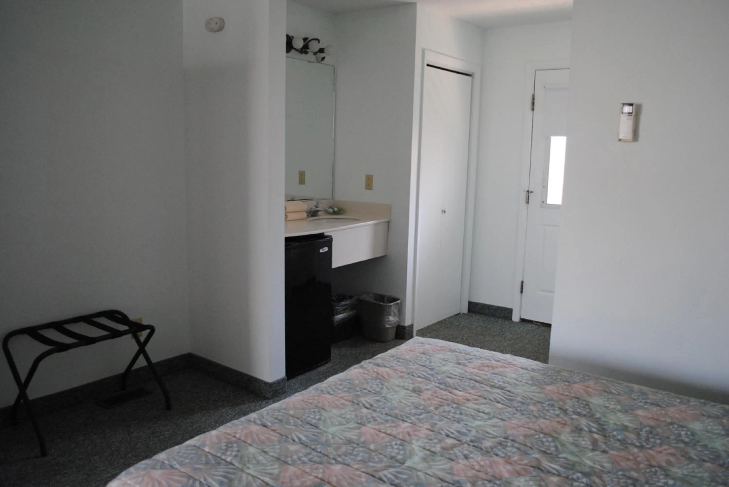 Bedroom, Bed in Windswept Motel