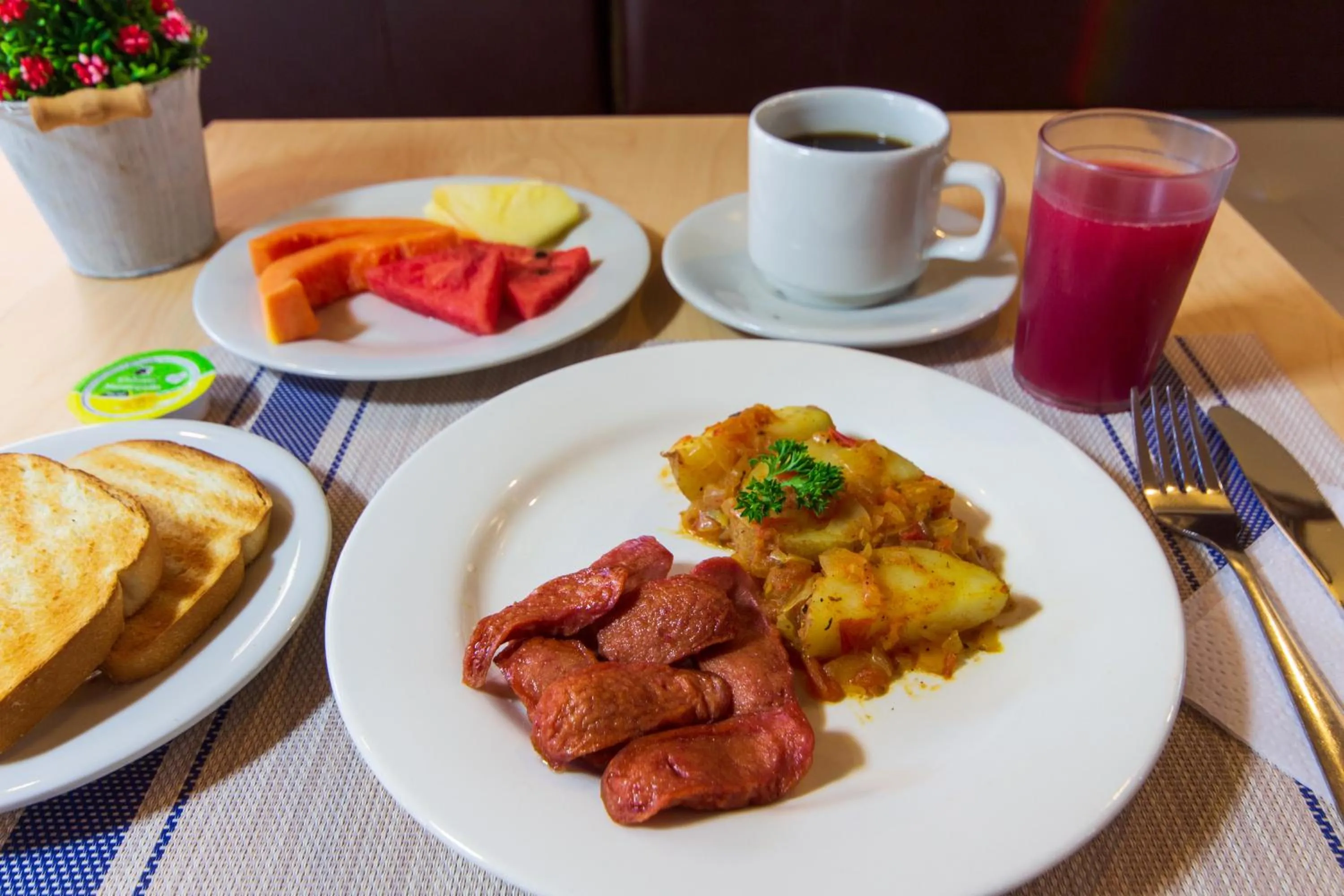 Buffet breakfast in Azuán Suites Hotel By GEH Suites