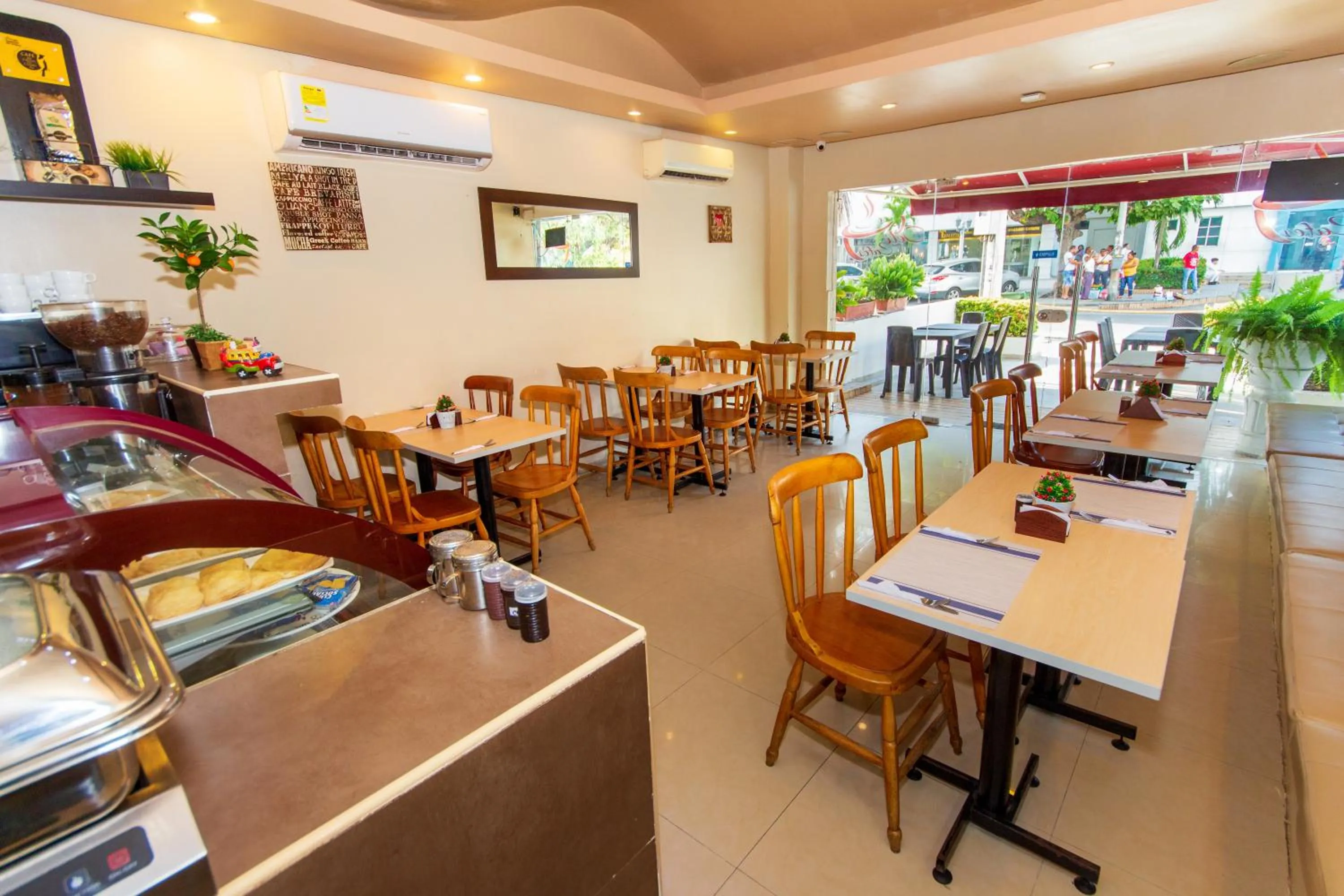 Restaurant/places to eat in Azuán Suites Hotel By GEH Suites