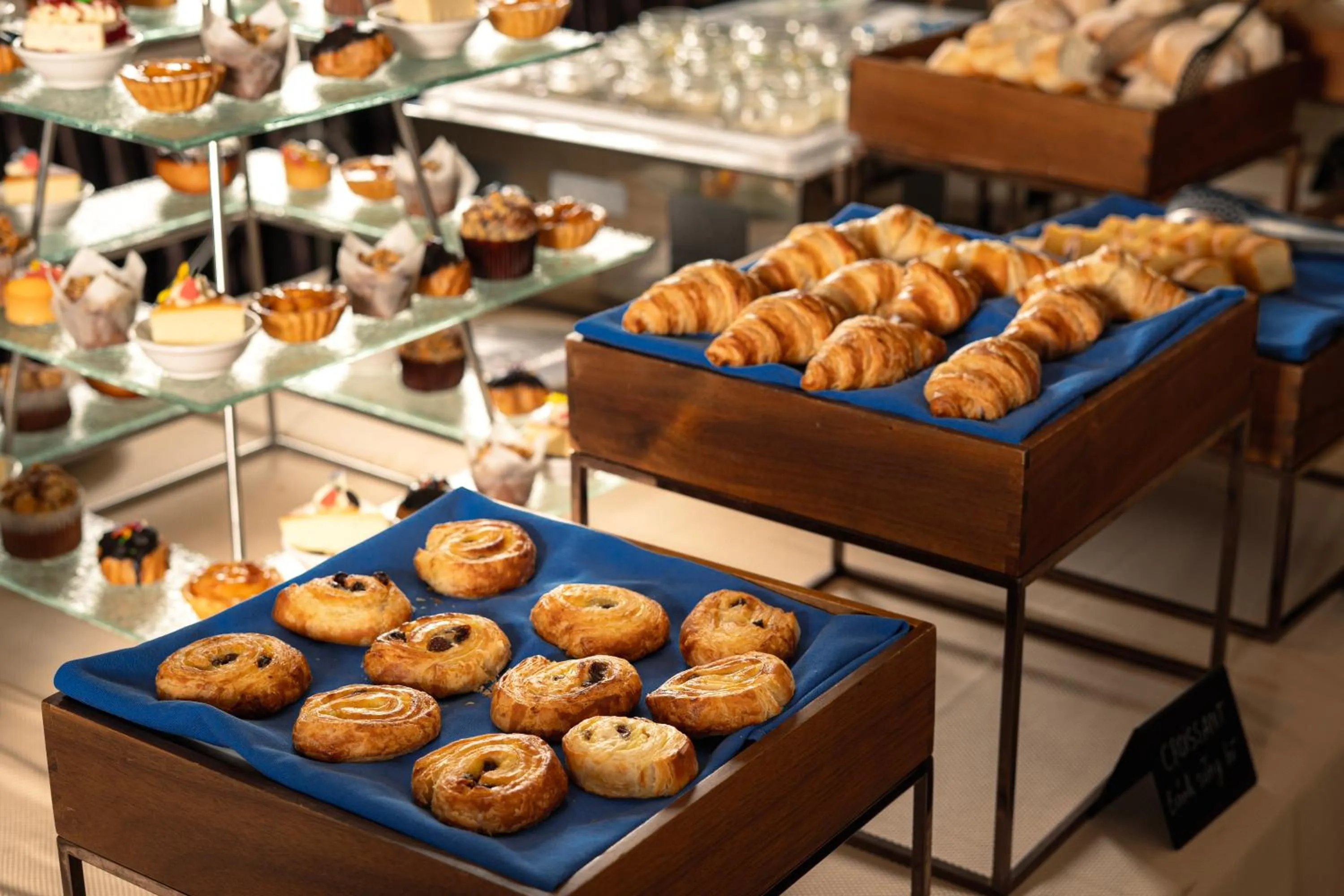 Breakfast in Elegant Suites Westlake