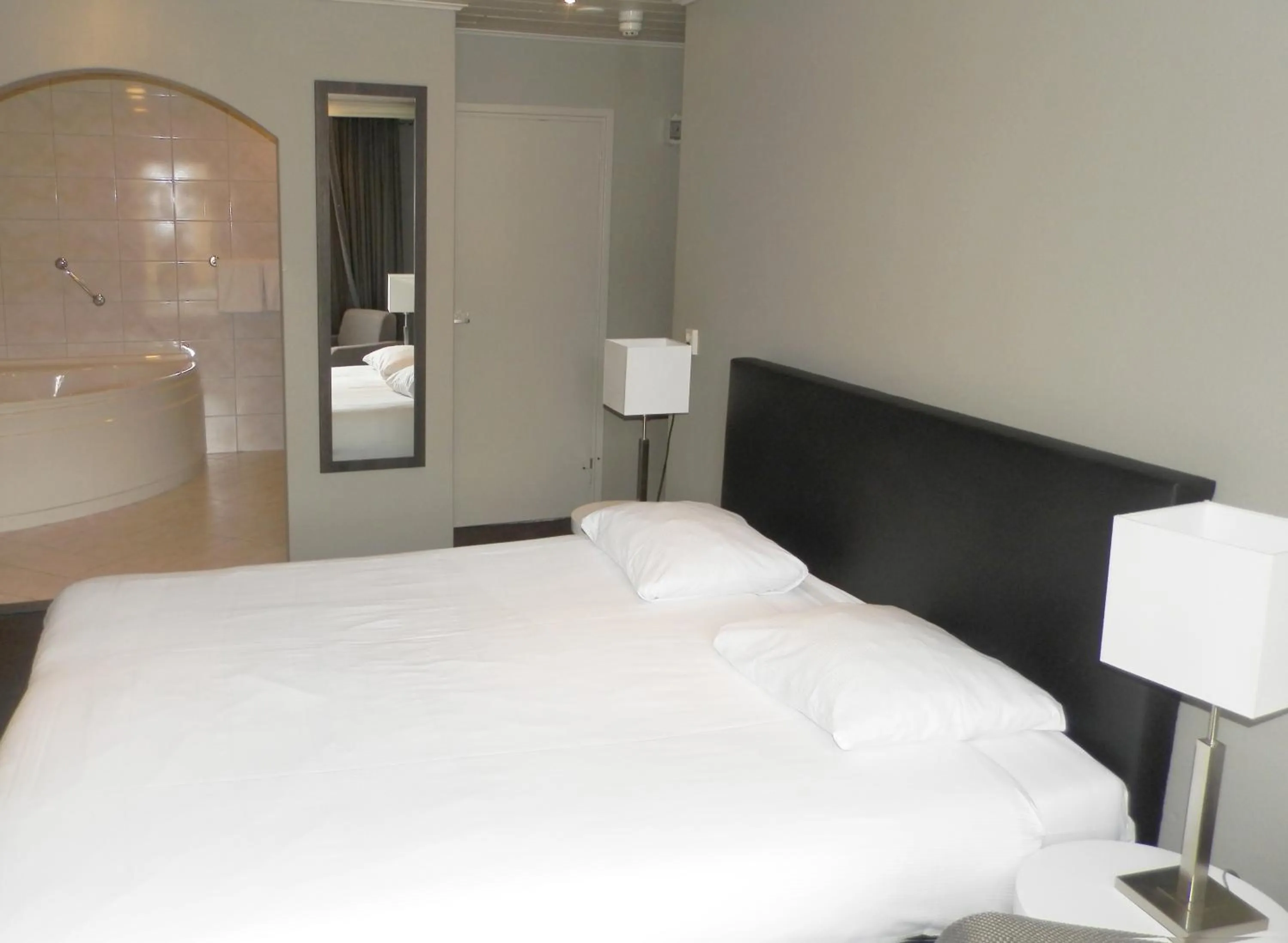 Photo of the whole room, Bed in Fletcher Landgoedhotel Renesse