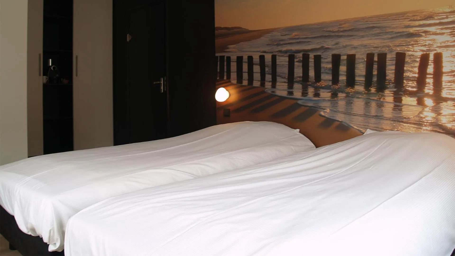 Photo of the whole room, Bed in Fletcher Landgoedhotel Renesse
