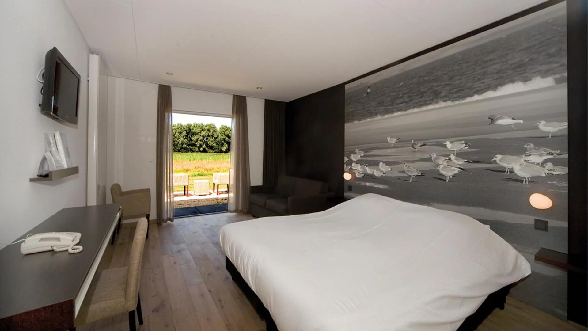 Photo of the whole room, Bed in Fletcher Landgoedhotel Renesse