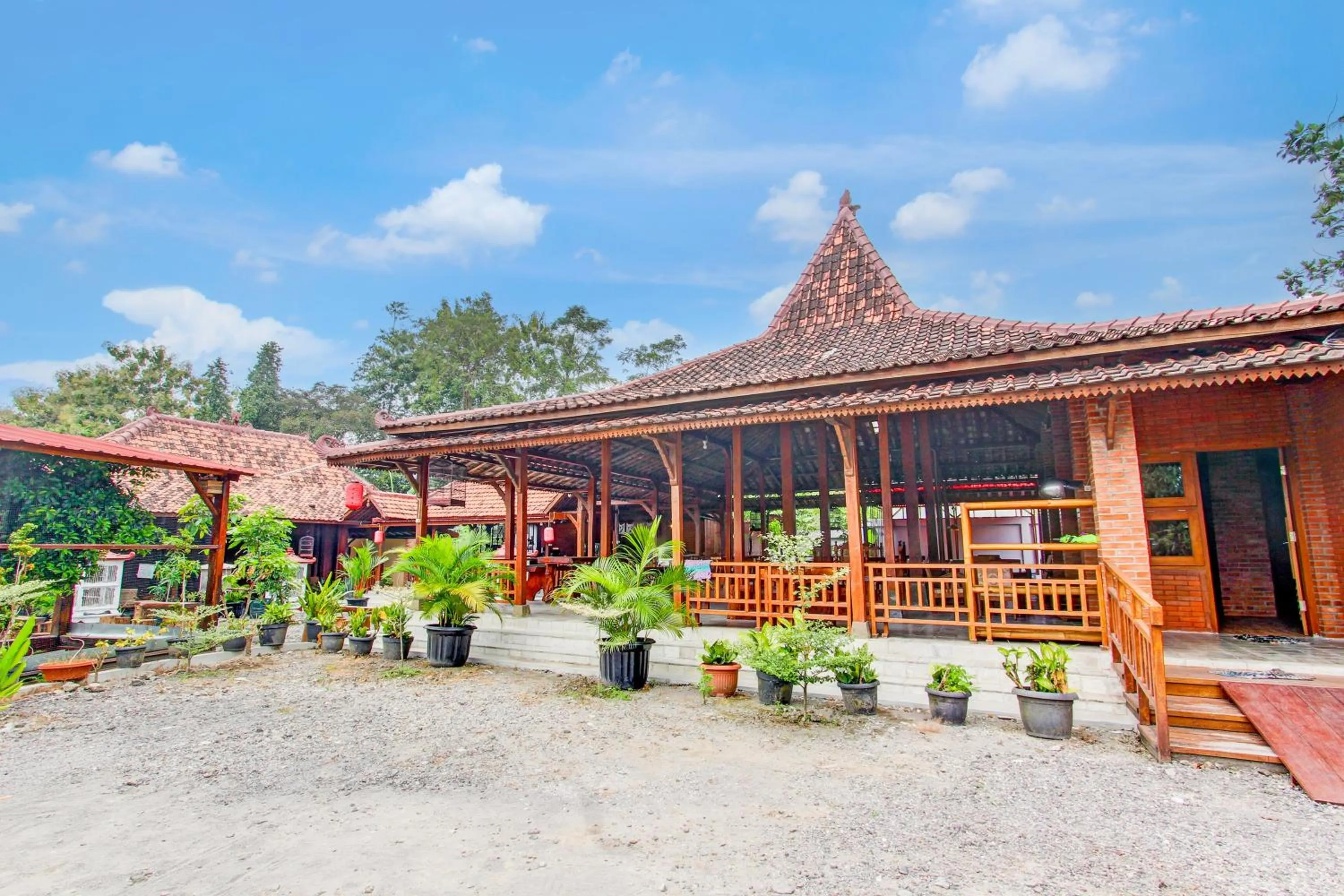 Facade/entrance in Capital O 93873 Sokkyo Homestay