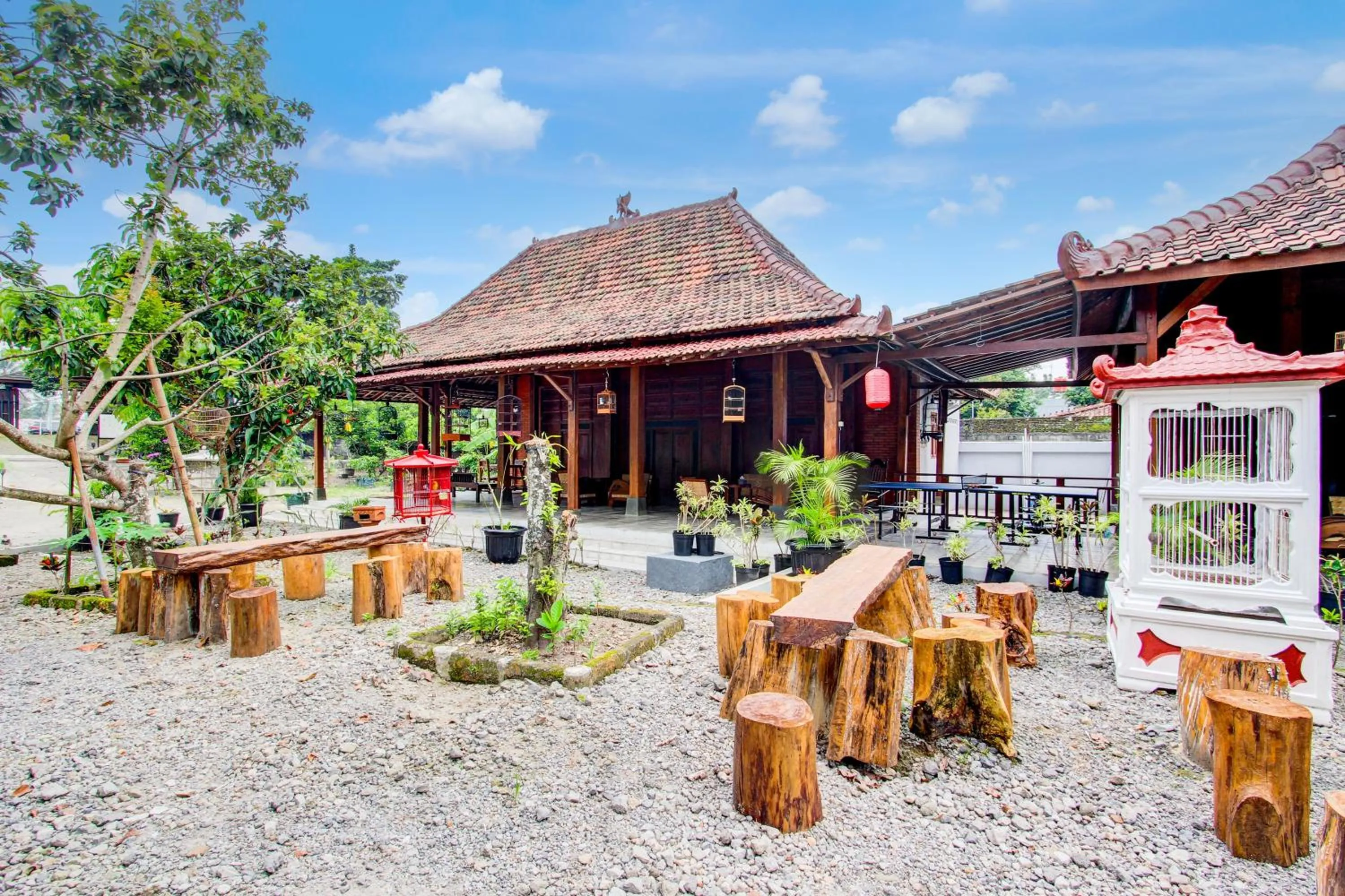 Facade/entrance in Capital O 93873 Sokkyo Homestay