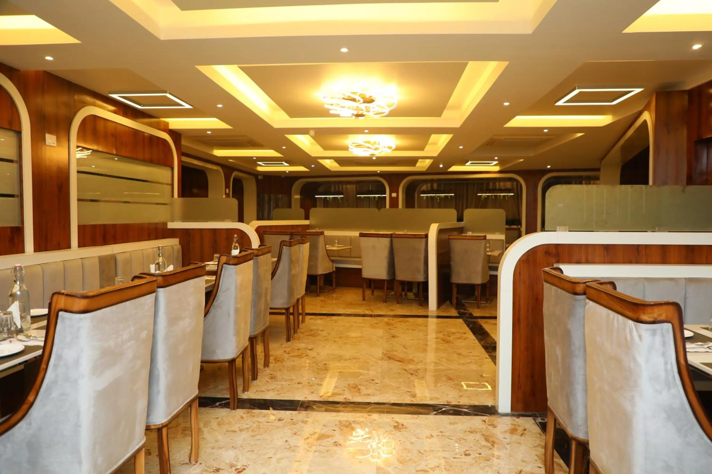 Restaurant/places to eat in VITS Select Grand Inn, Ratnagiri