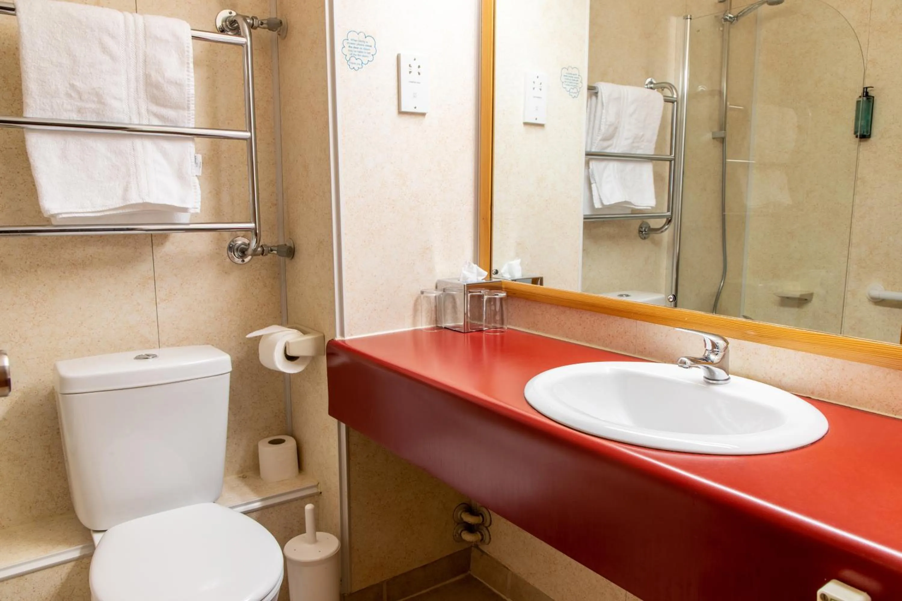 Shower in Tiverton Hotel Lounge & Venue