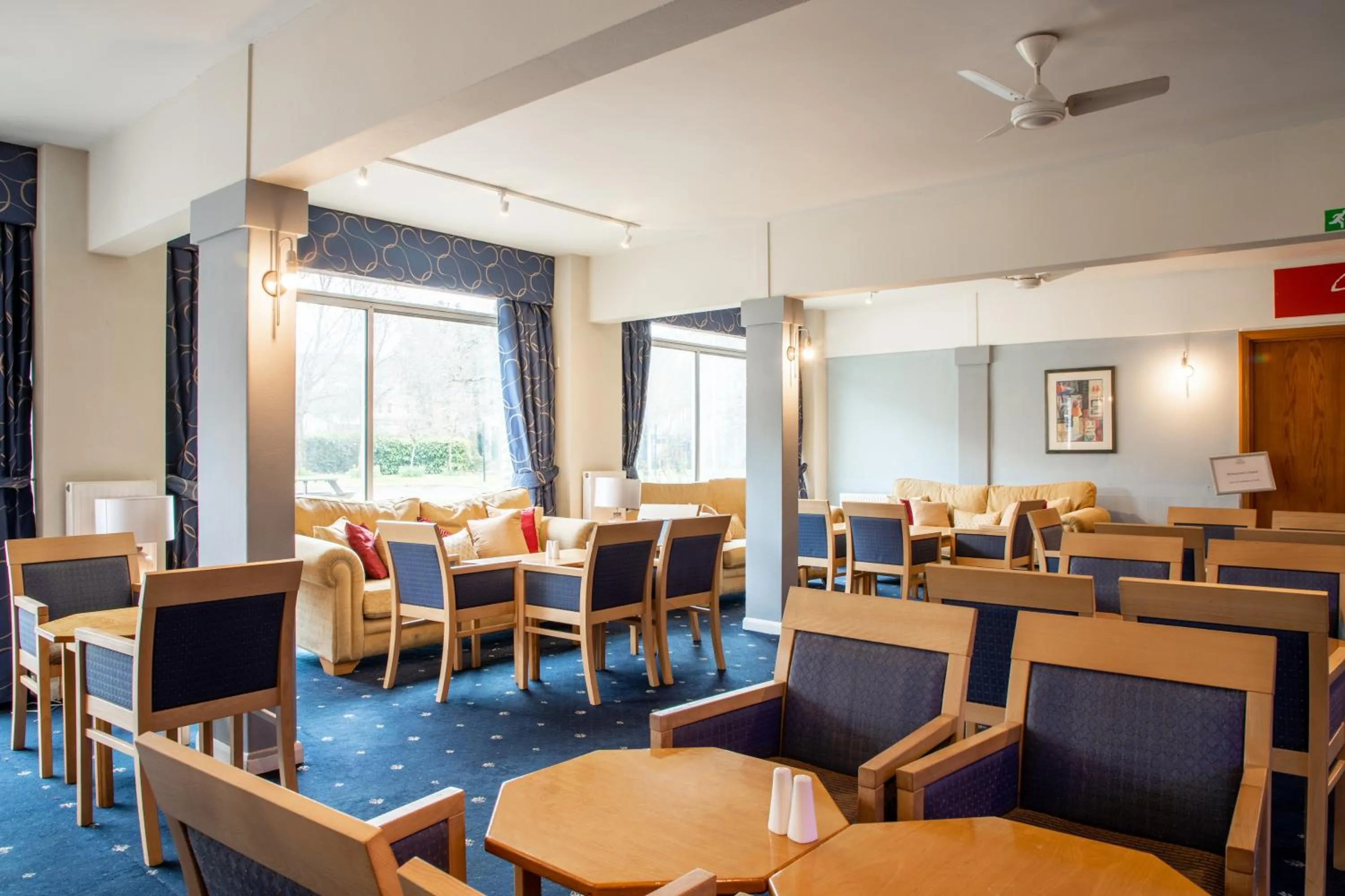 Restaurant/places to eat in Tiverton Hotel Lounge & Venue