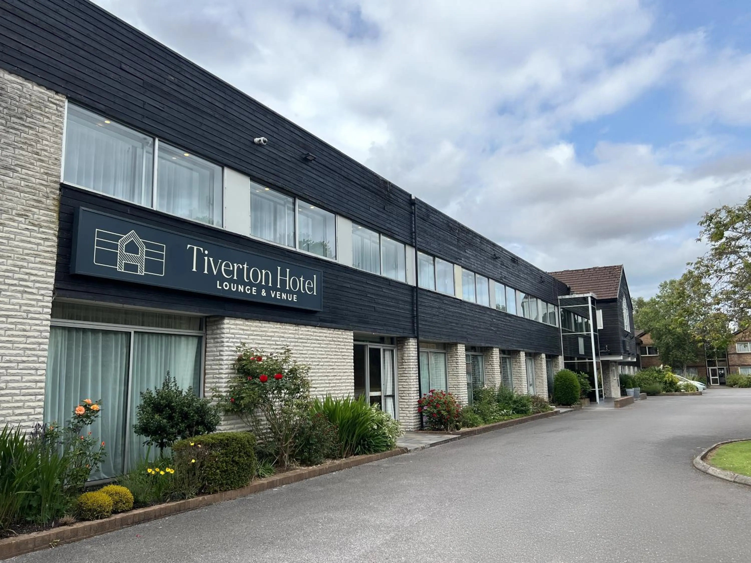 Property building in Tiverton Hotel Lounge & Venue
