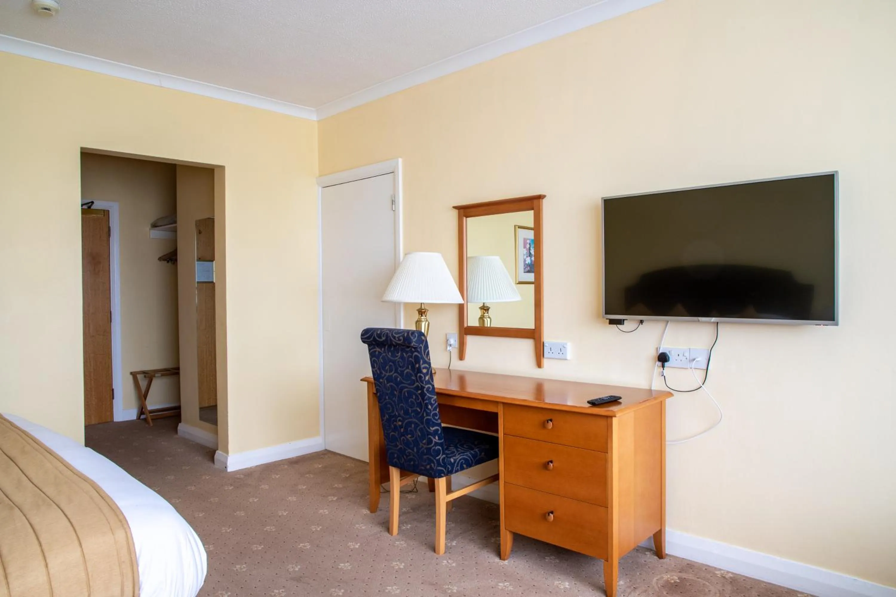 Seating area, Bed in Tiverton Hotel Lounge & Venue