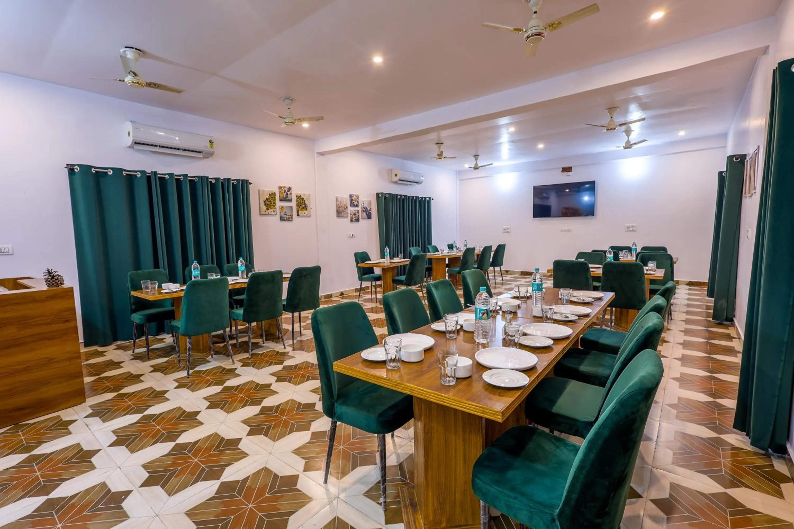 Restaurant/places to eat in Wild Planet Corbett Hotel and Resort