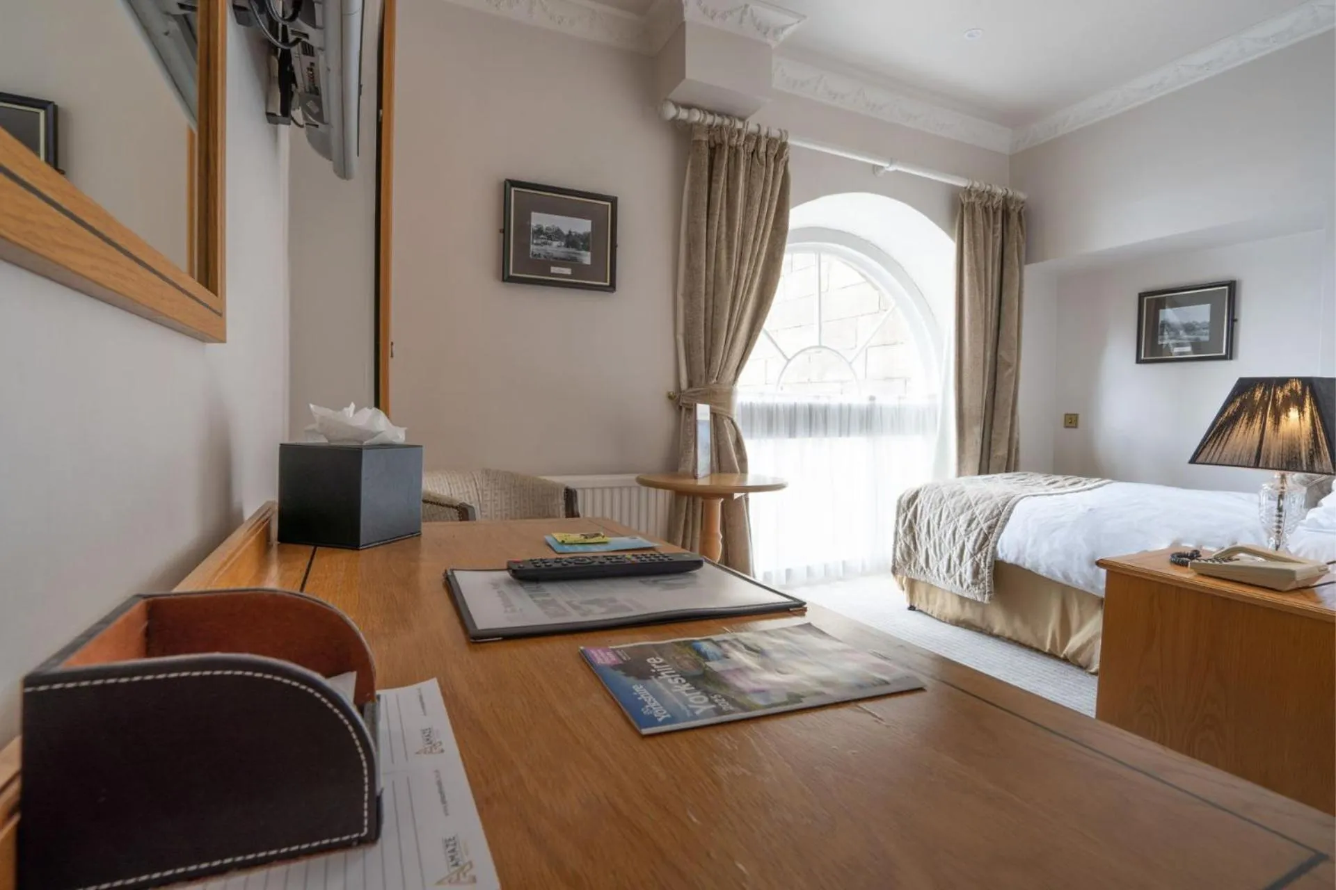 Bedroom, Bed in Waterton Park Hotel