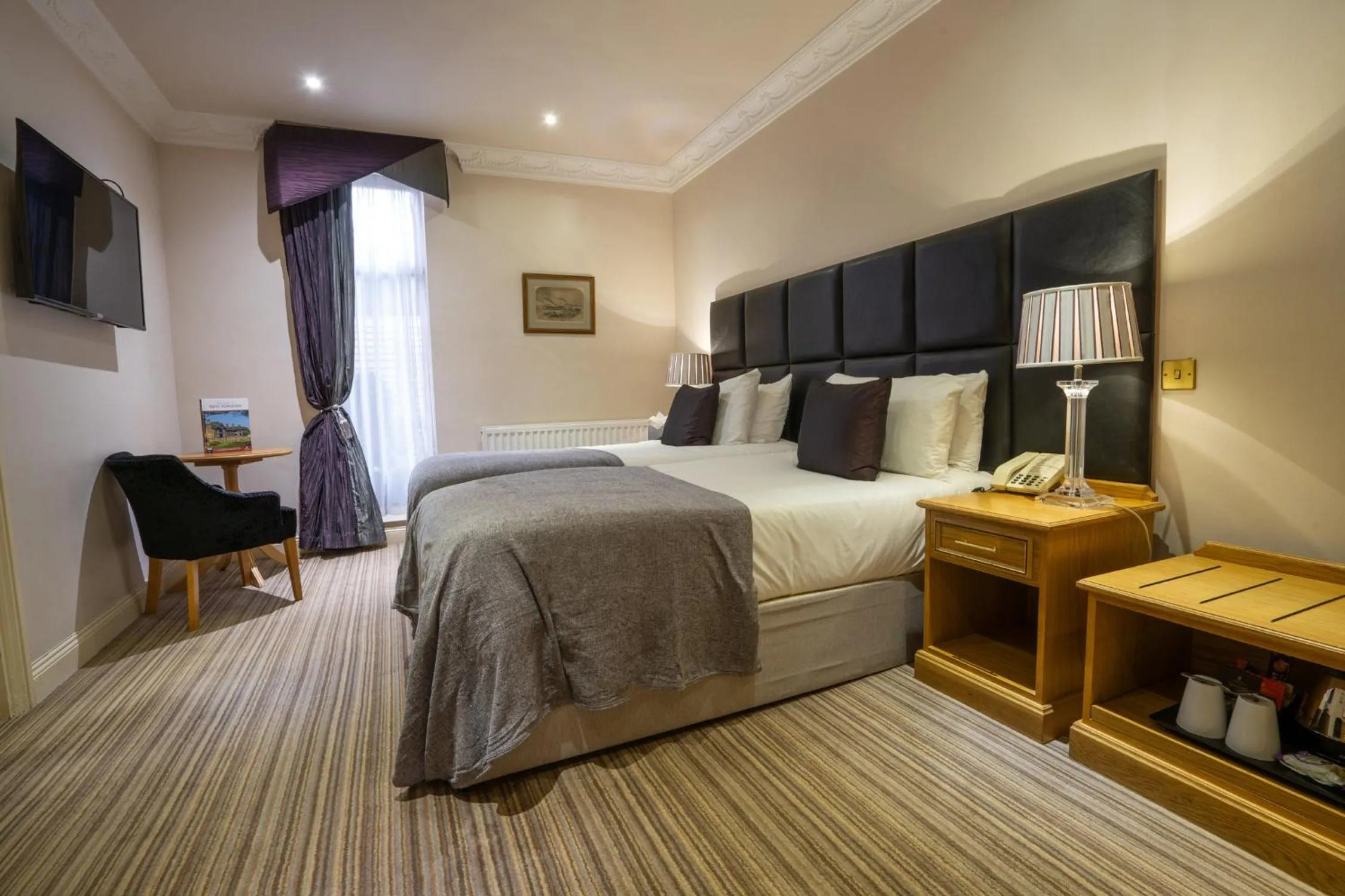 Bedroom, Bed in Waterton Park Hotel