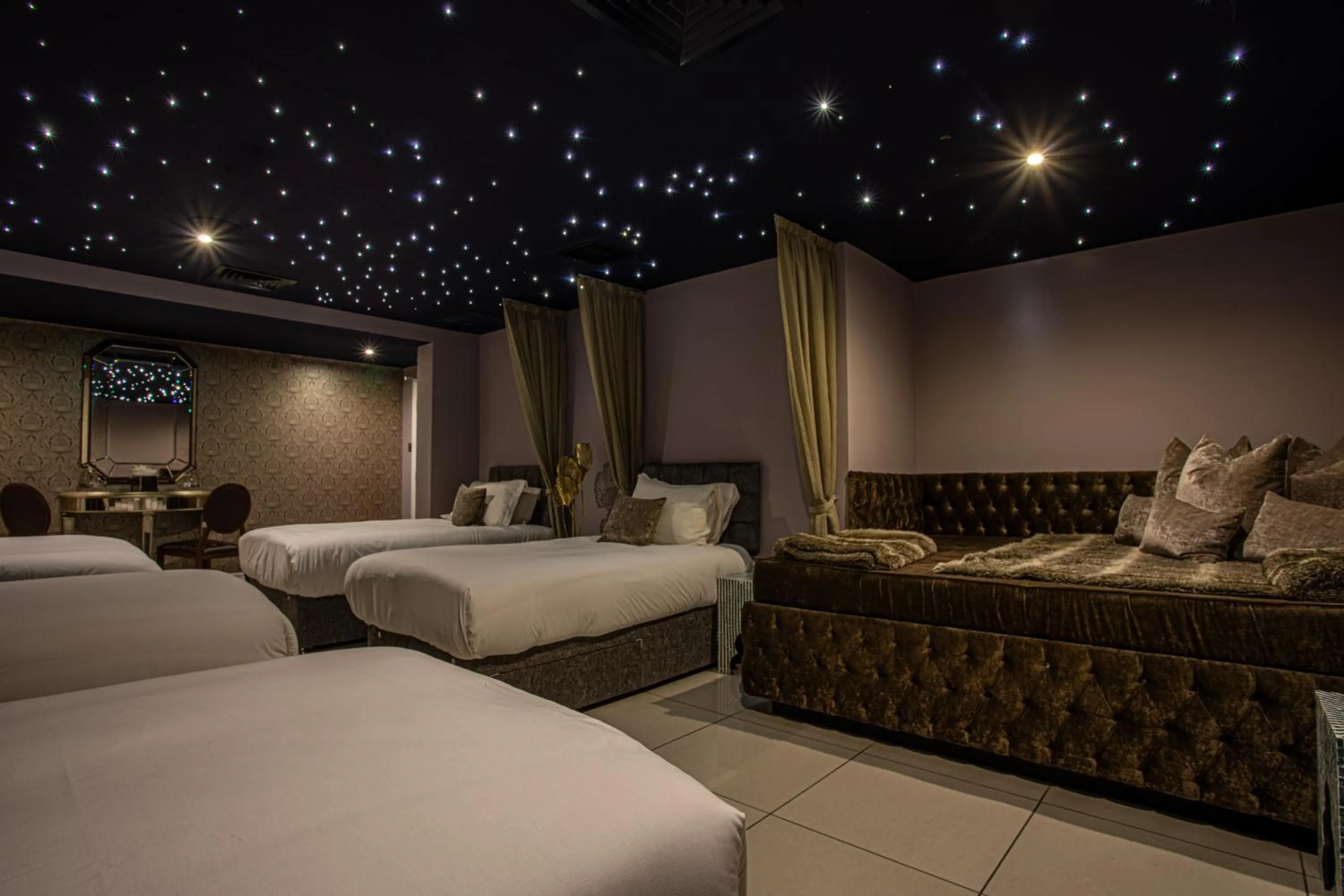 Bedroom, Bed in Waterton Park Hotel