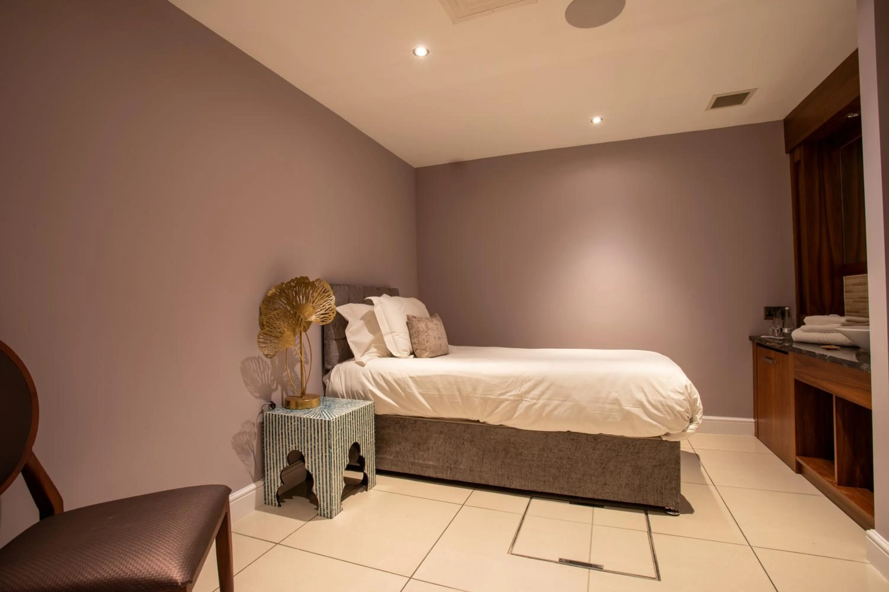 Bedroom, Bed in Waterton Park Hotel