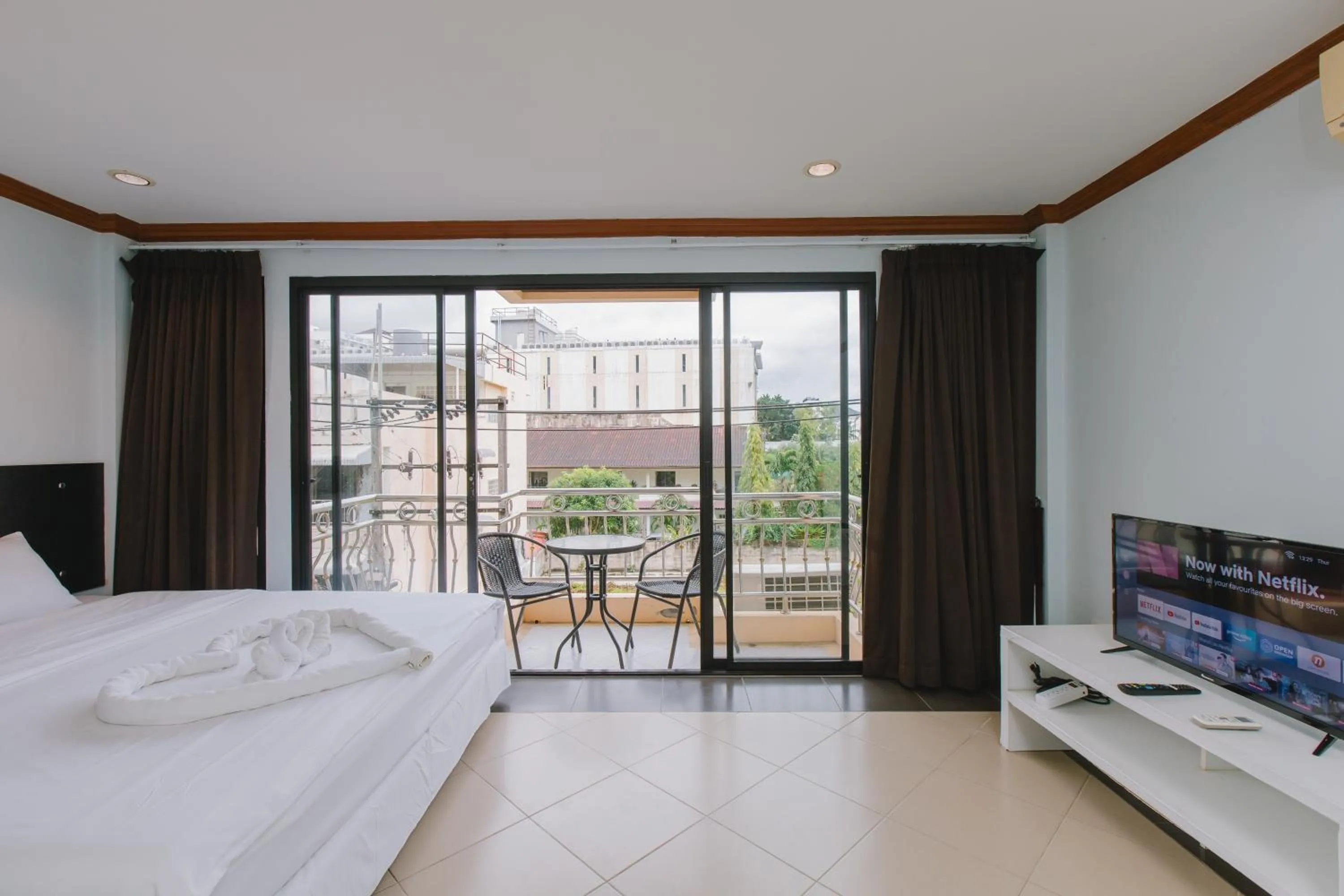 Photo of the whole room, Bed in Sunstar Palace Patong