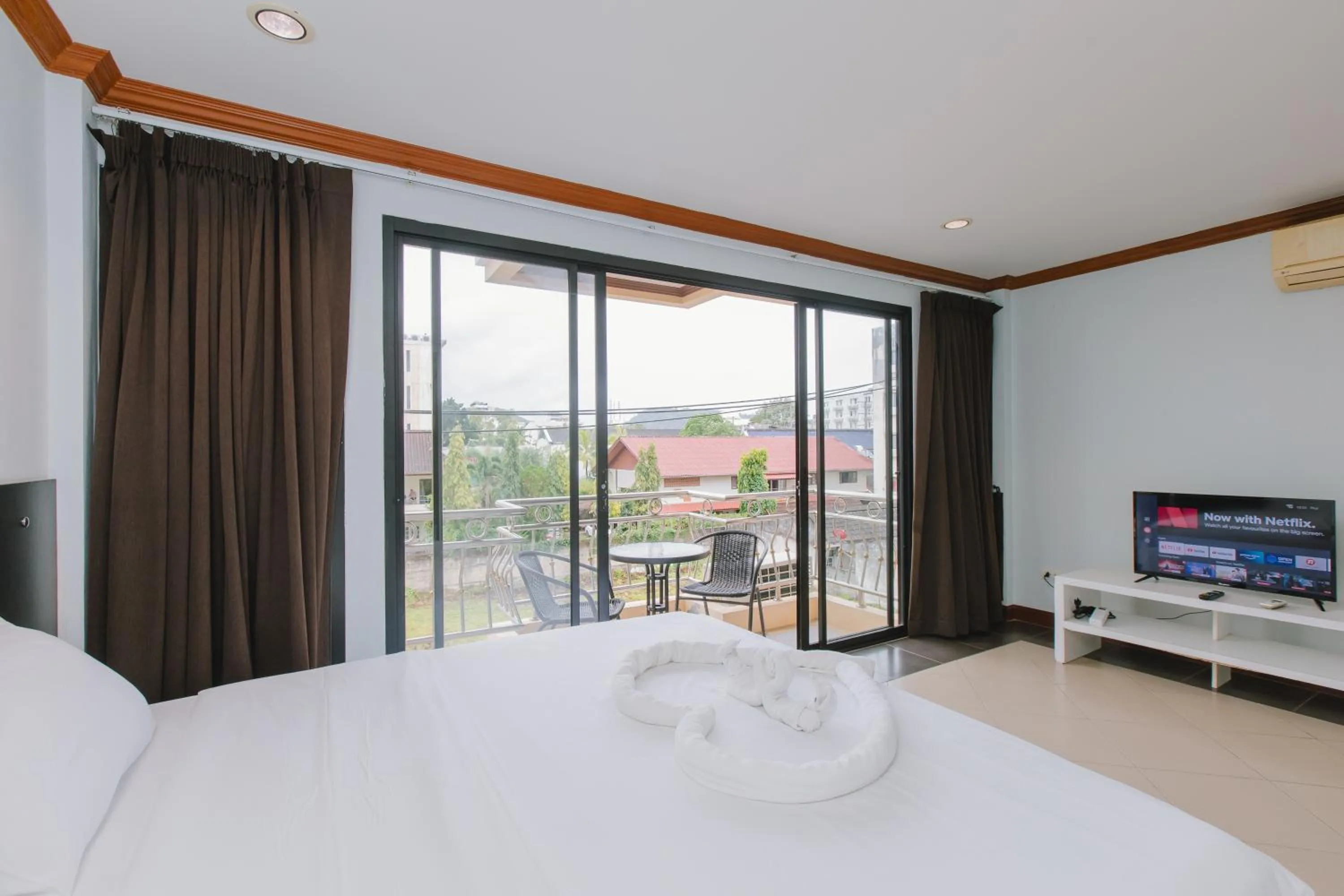 Photo of the whole room, Bed in Sunstar Palace Patong