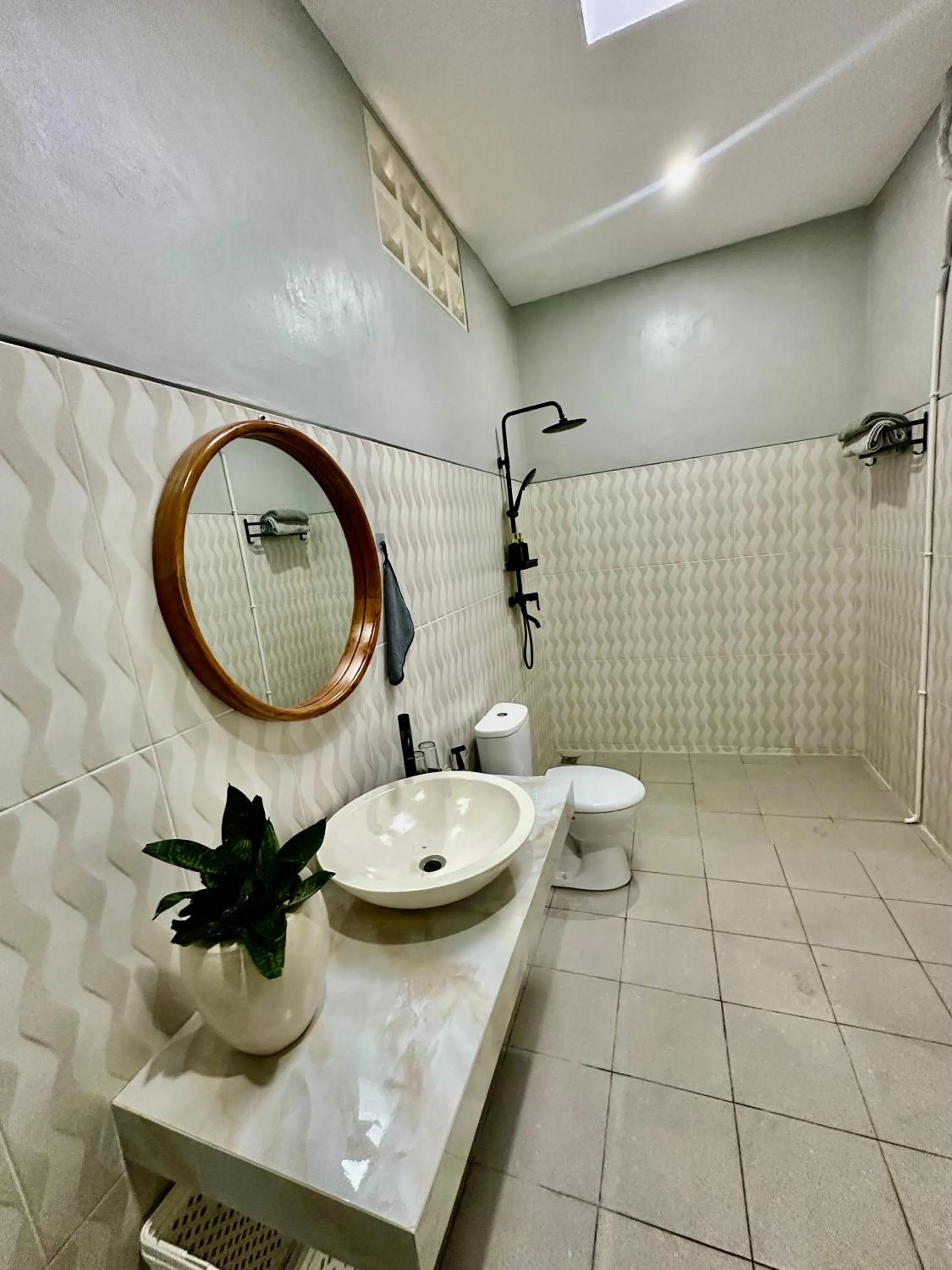 Toilet in New Mekar Jaya Hotel