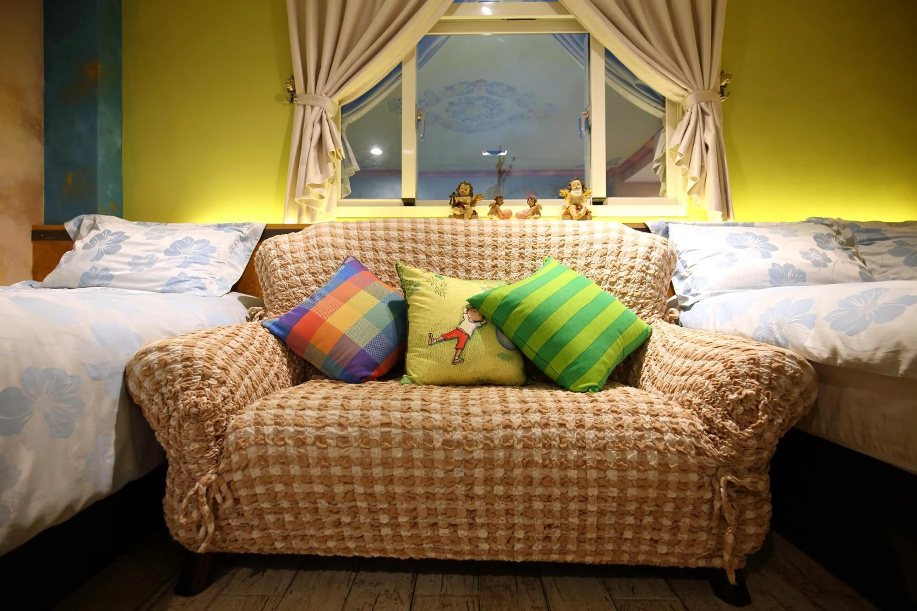 Seating area, Bed in Sweet Heart B&B