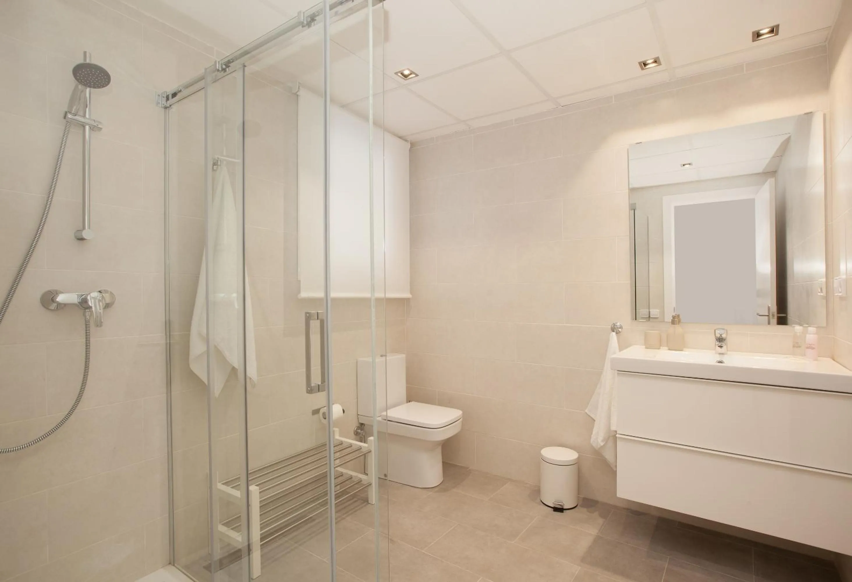 Shower in Click&Flat Seneca Suites