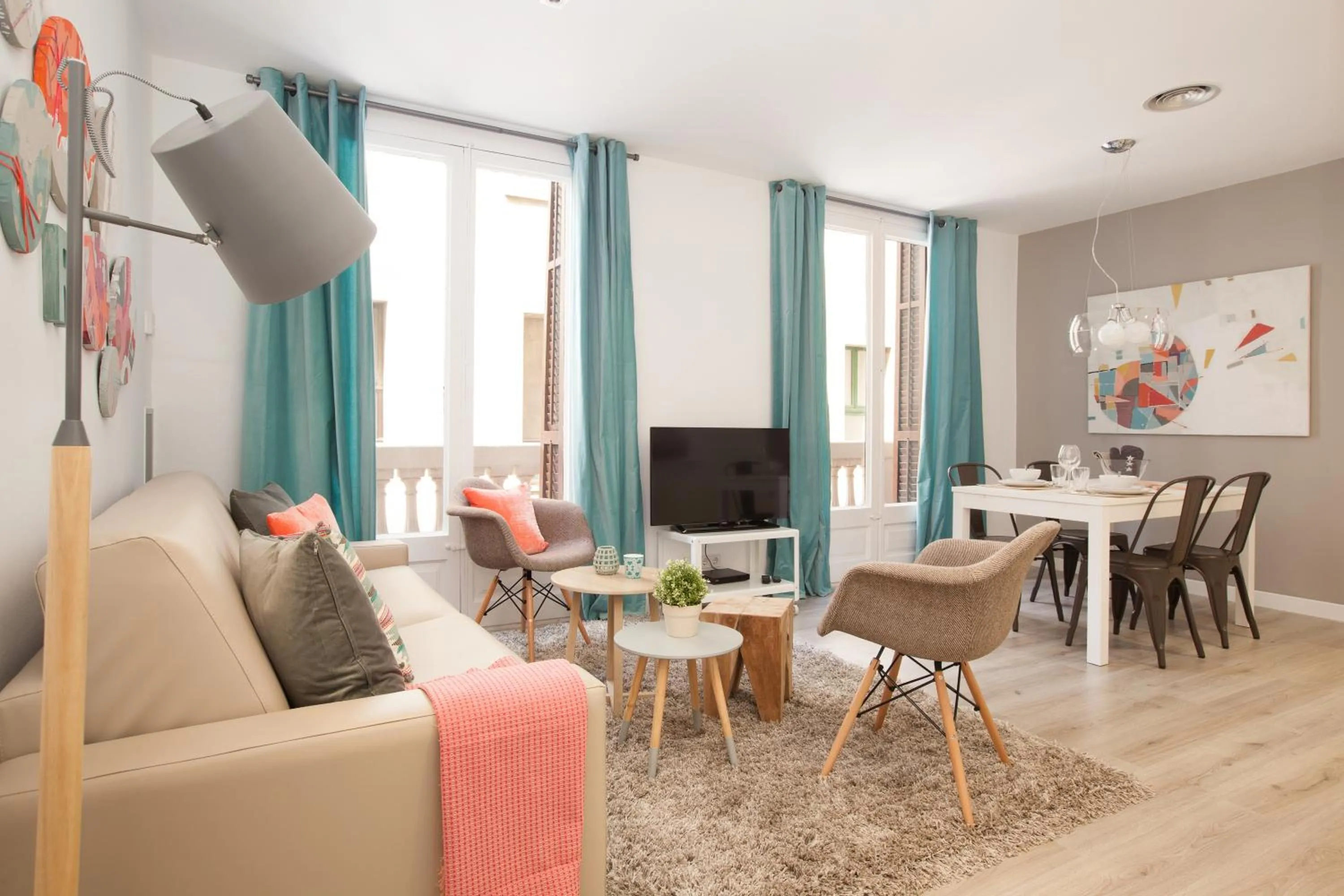 Communal lounge/ TV room in Click&Flat Seneca Suites