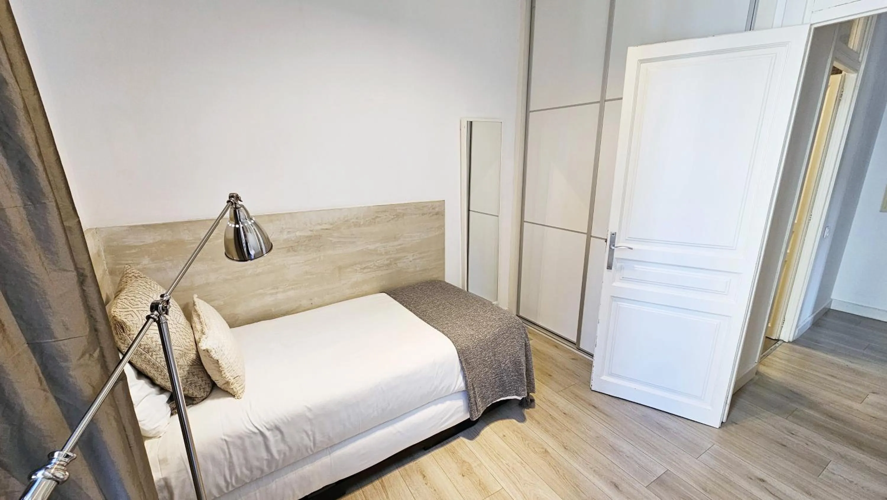 Bedroom, Bed in Click&Flat Seneca Suites