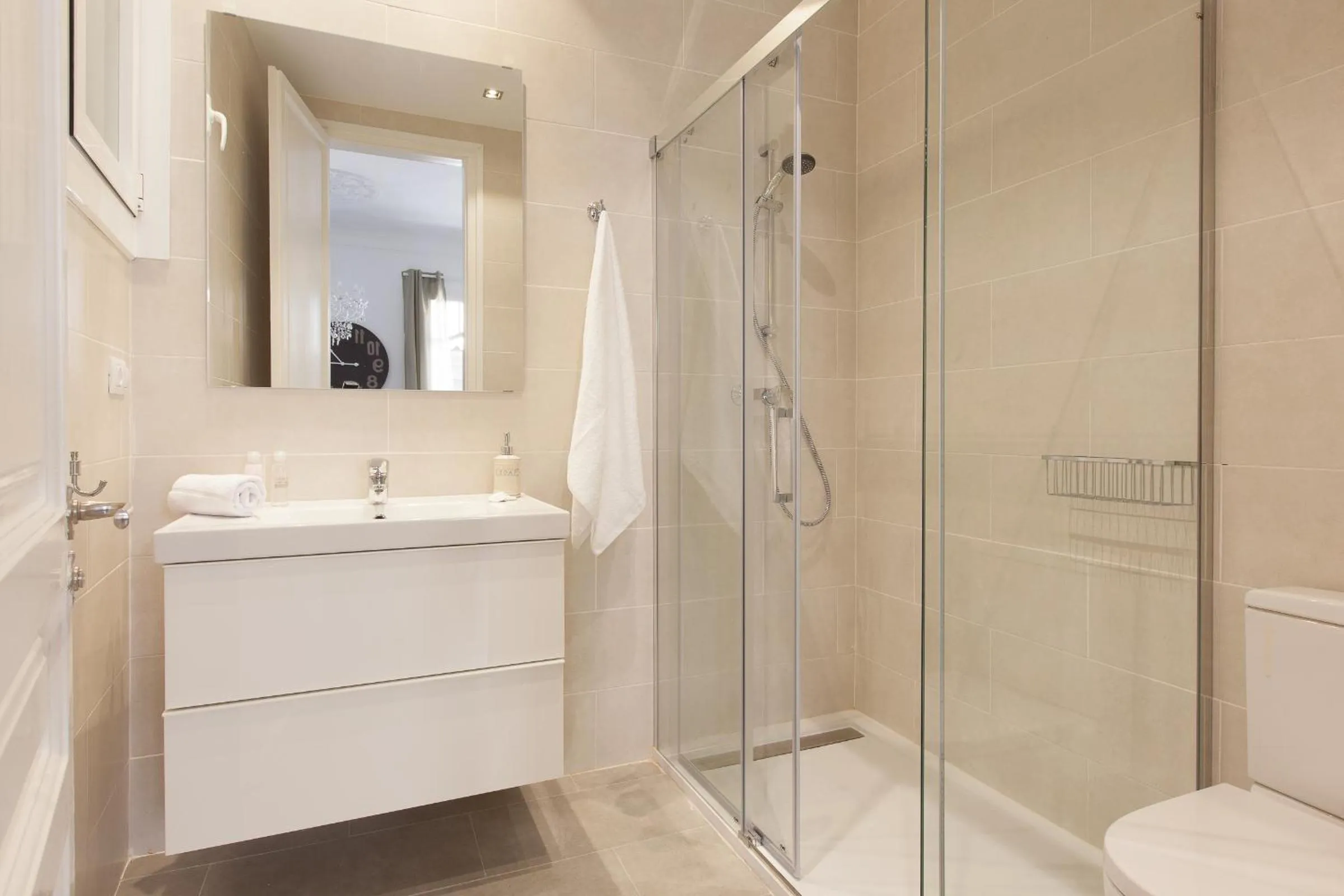 Shower in Click&Flat Seneca Suites