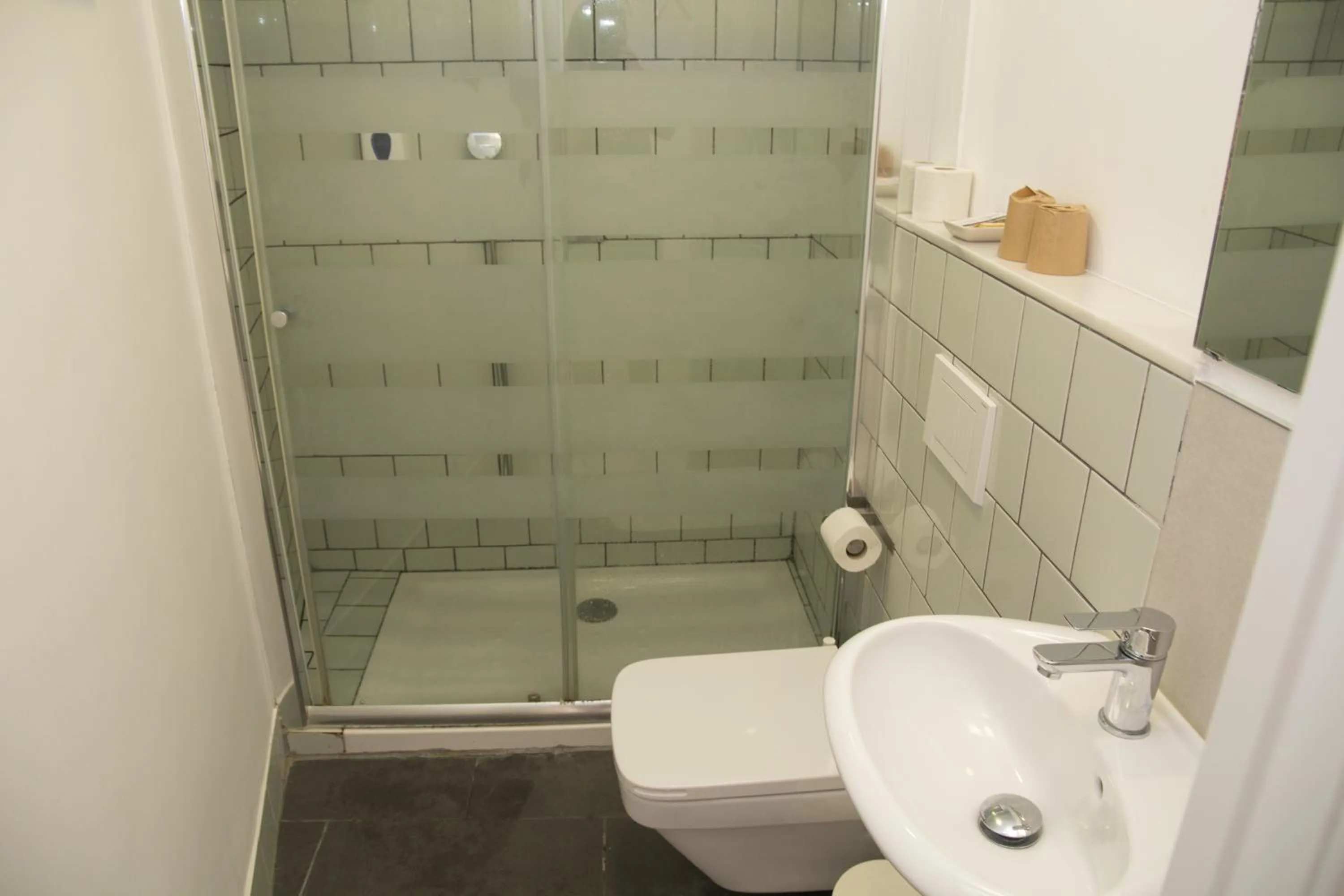 Shower in The Nomad Hostel&Pension