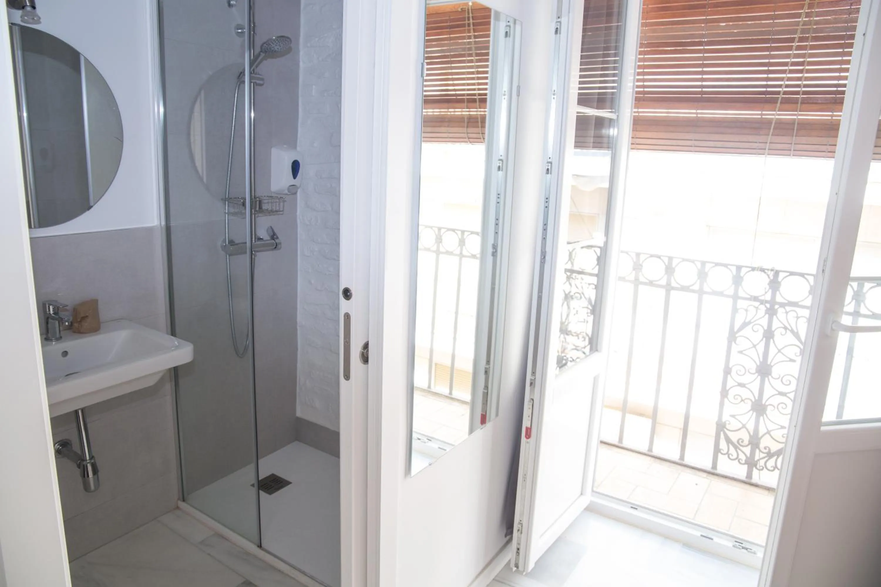 Shower in The Nomad Hostel&Pension