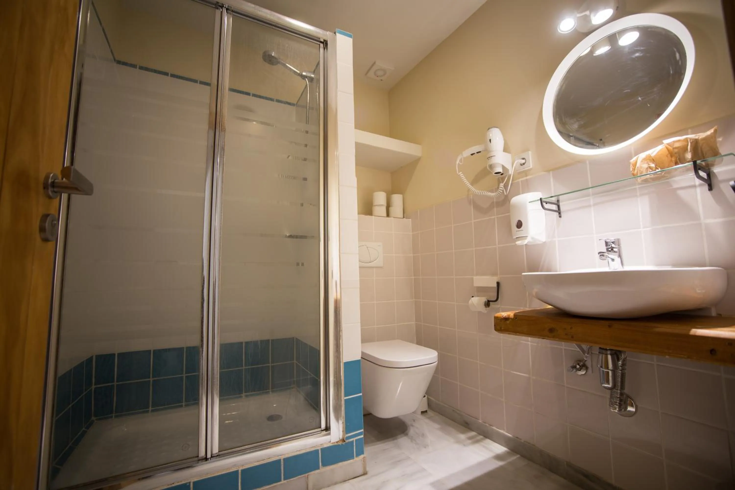Shower in The Nomad Hostel&Pension