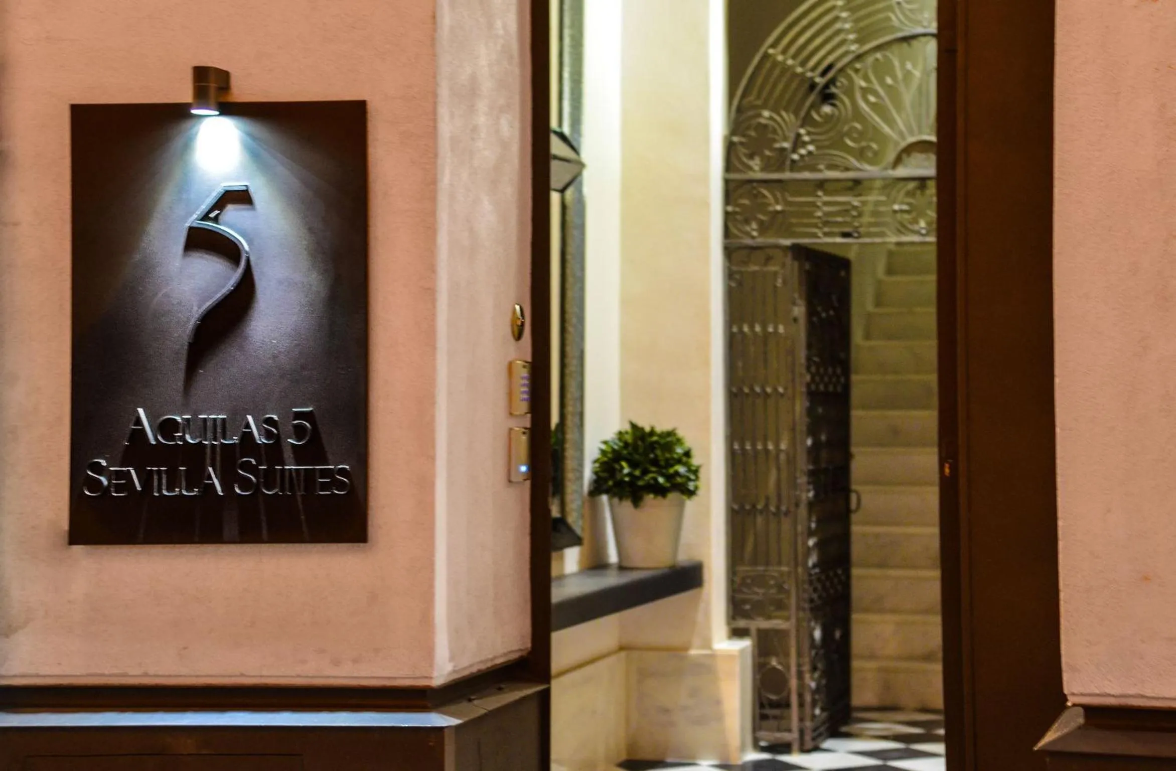 Facade/entrance in Aguilas5 SevillaSuites