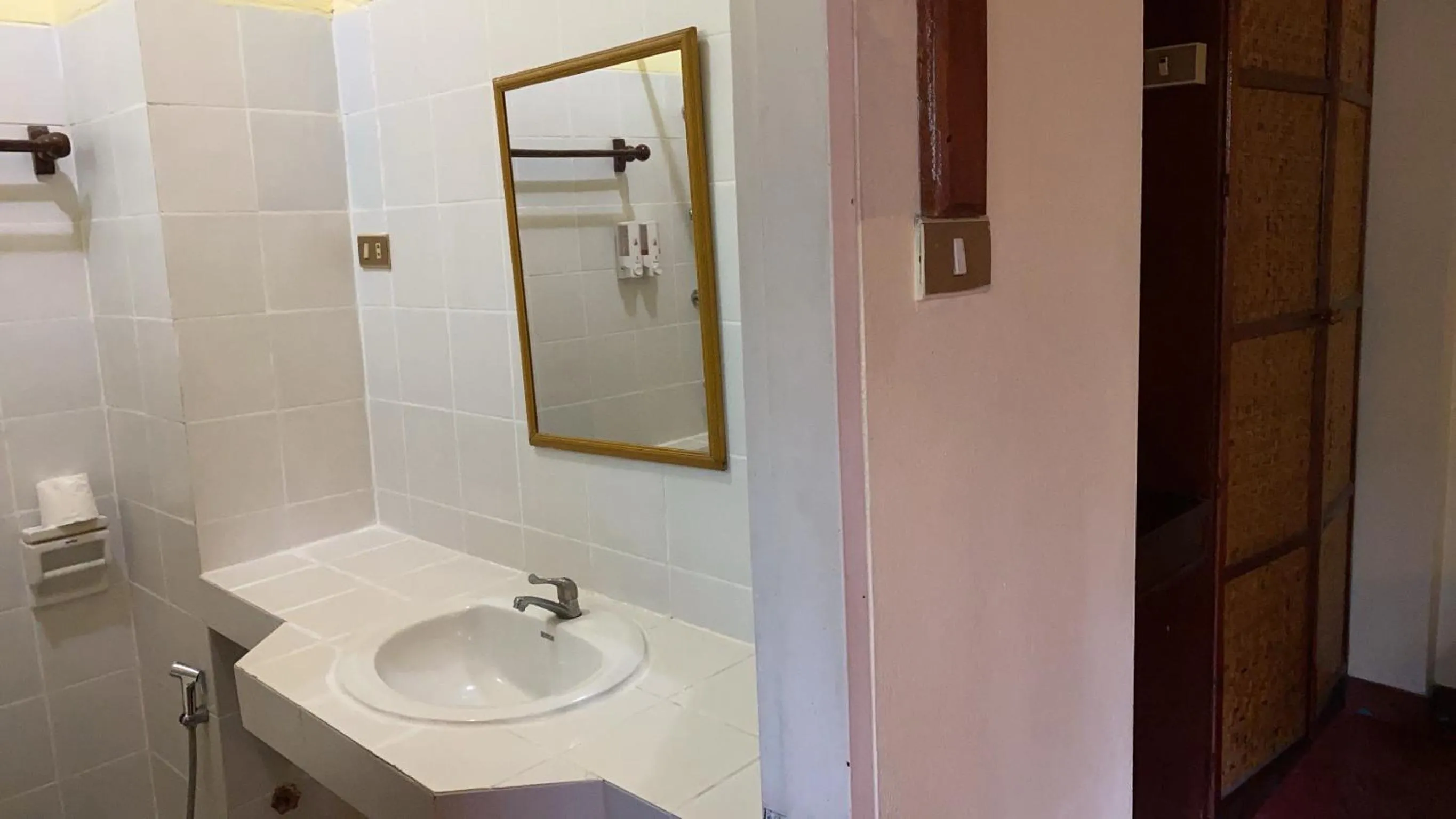 Toilet in Golden Triangle Palace Hotel