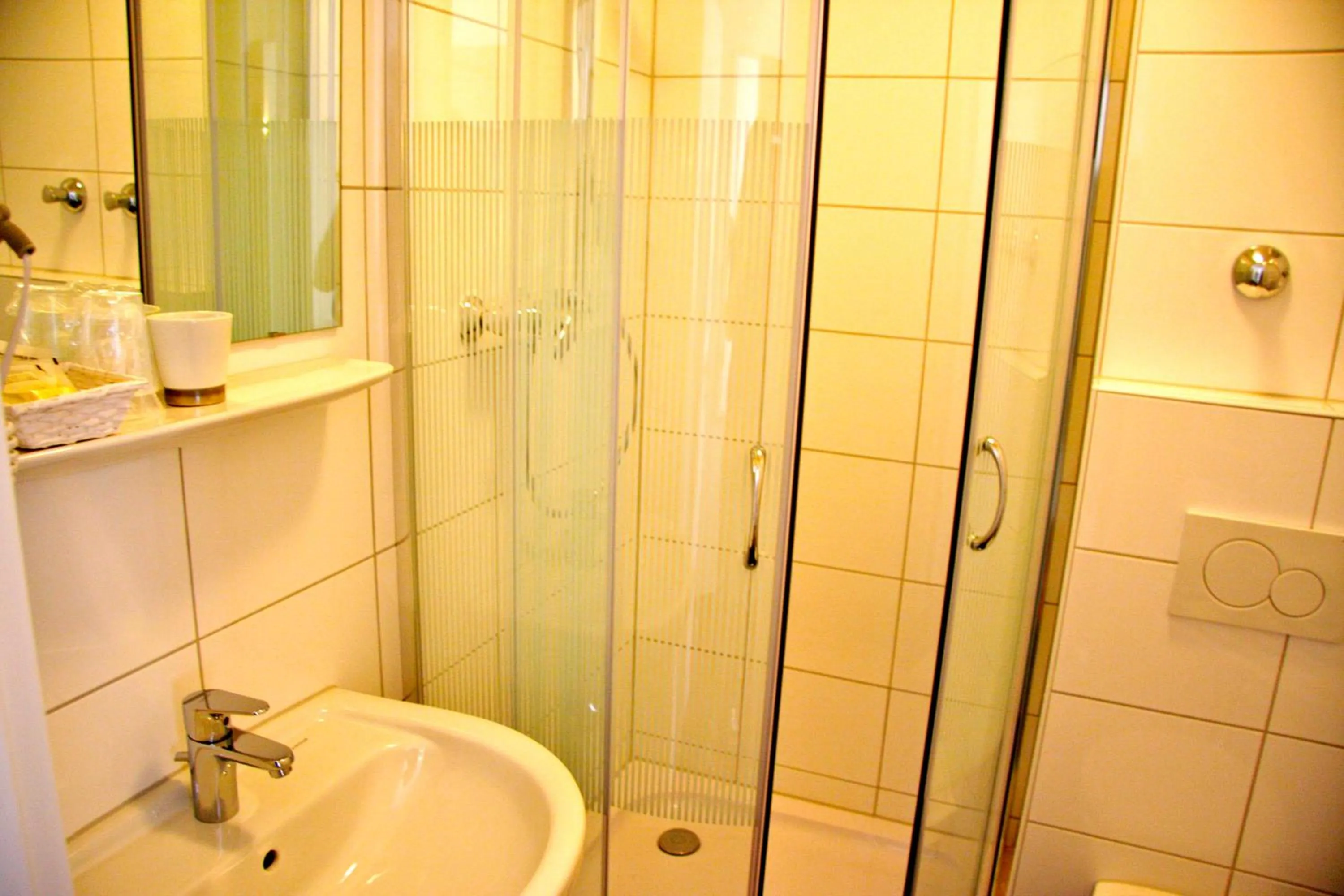 Shower in Hotel Gemini