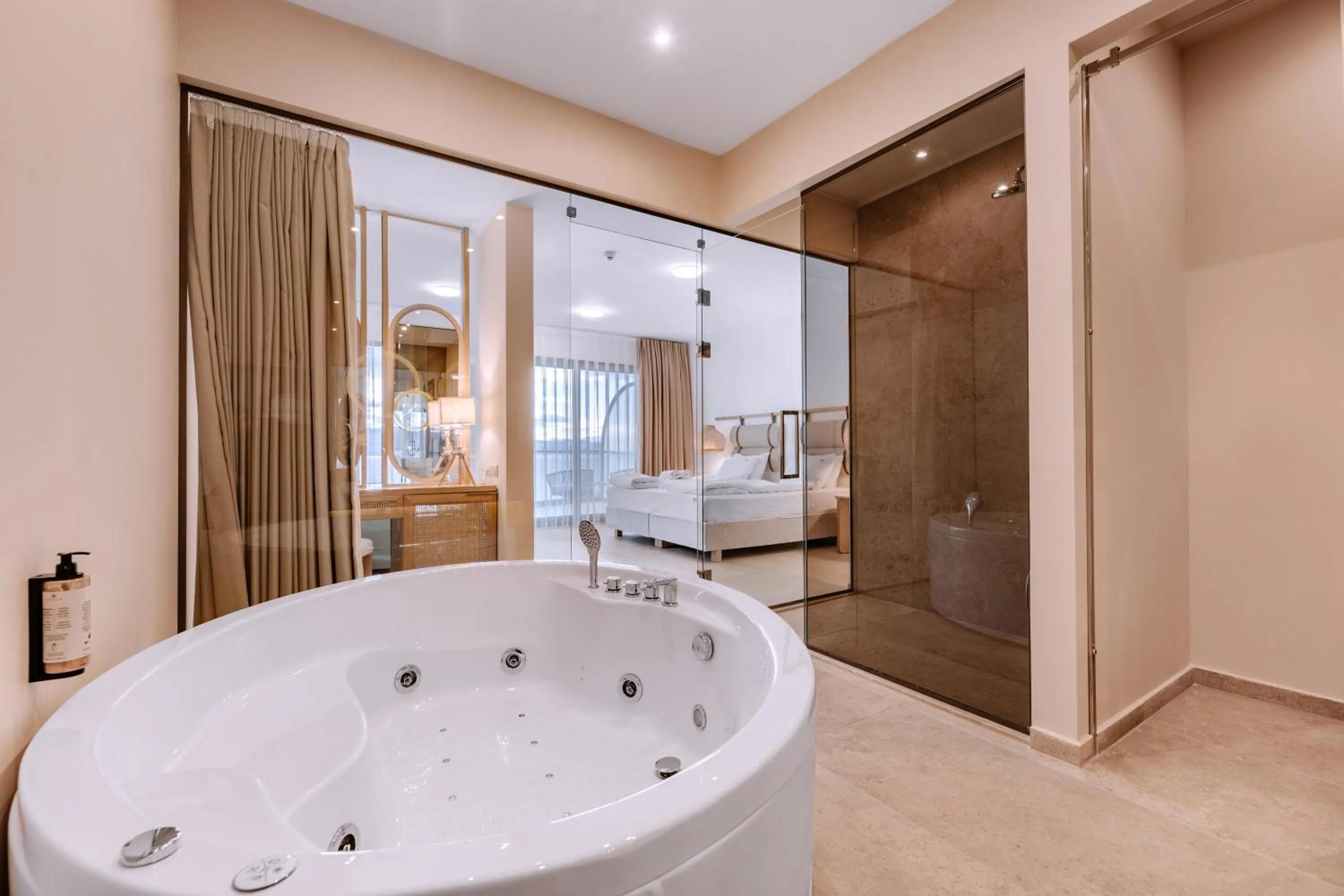 Deluxe Suite with Grand Lake and Pool view in Vila Bisera