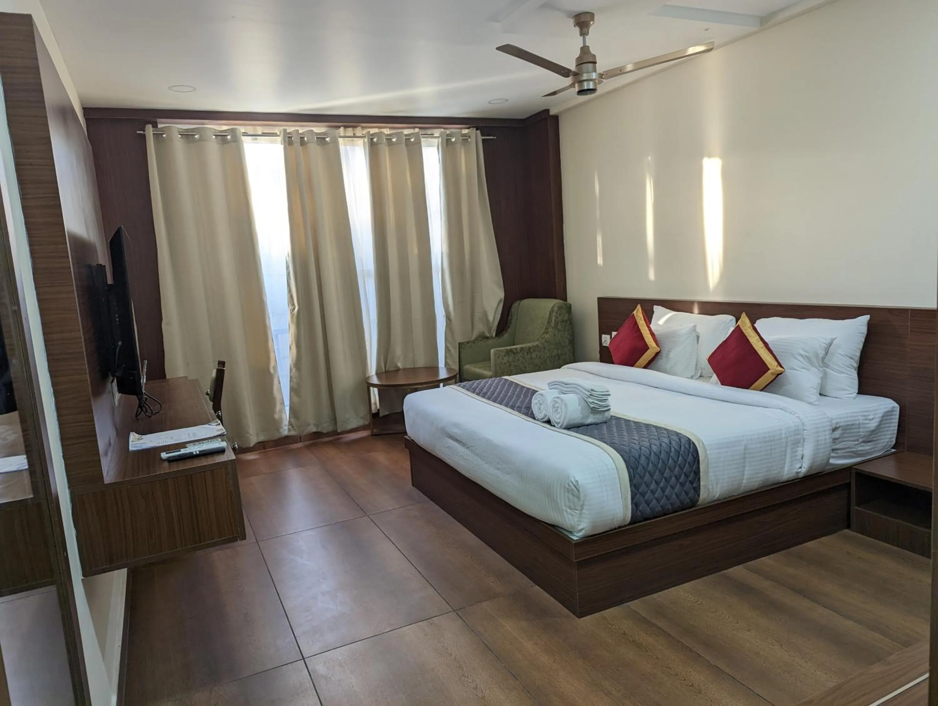 Photo of the whole room, Bed in OXYRICH