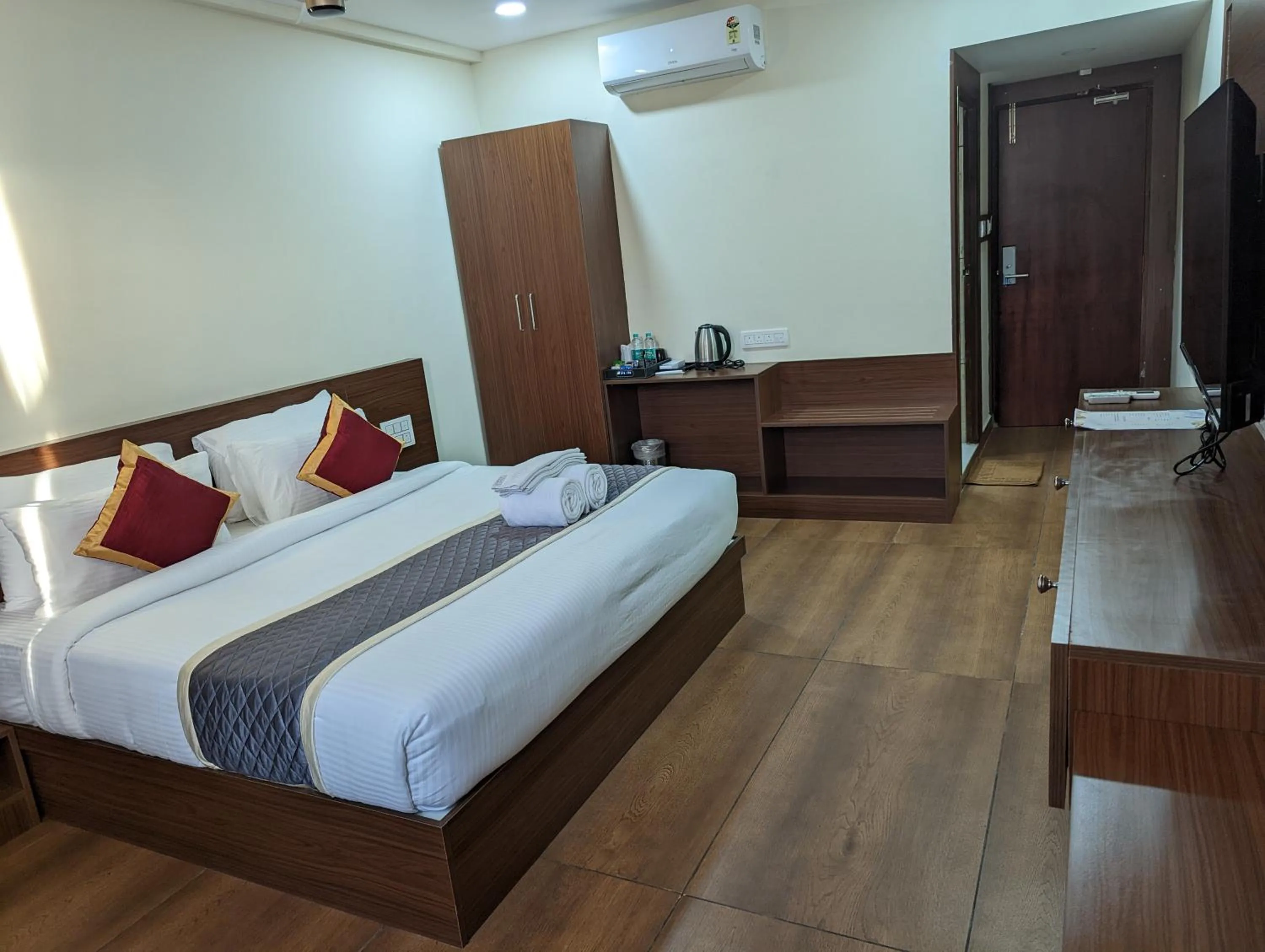 Photo of the whole room, Bed in OXYRICH