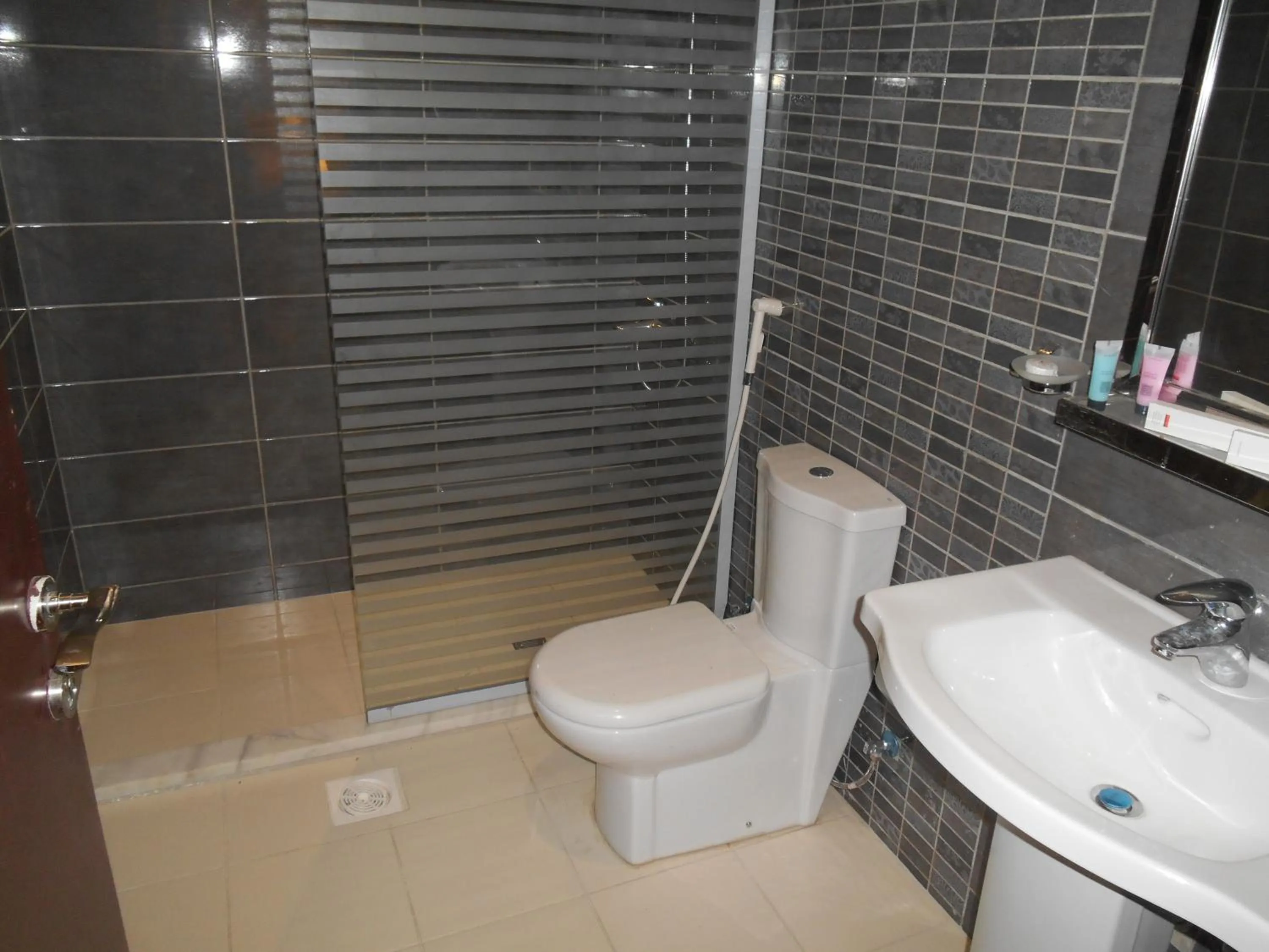 Bathroom in جلنار الشرق للشقق المخدومة