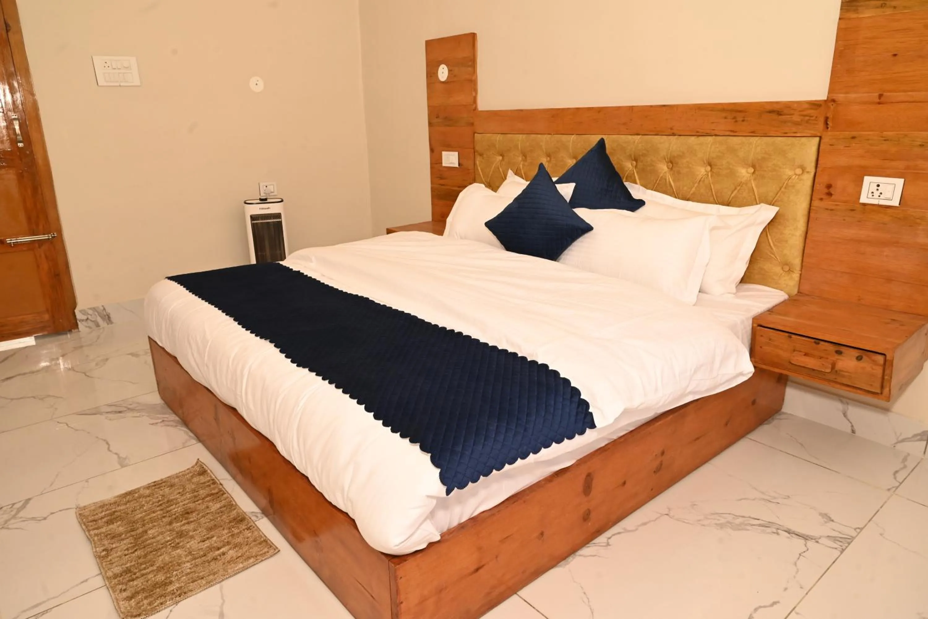 Photo of the whole room, Bed in Himalayan Hill Top Resort