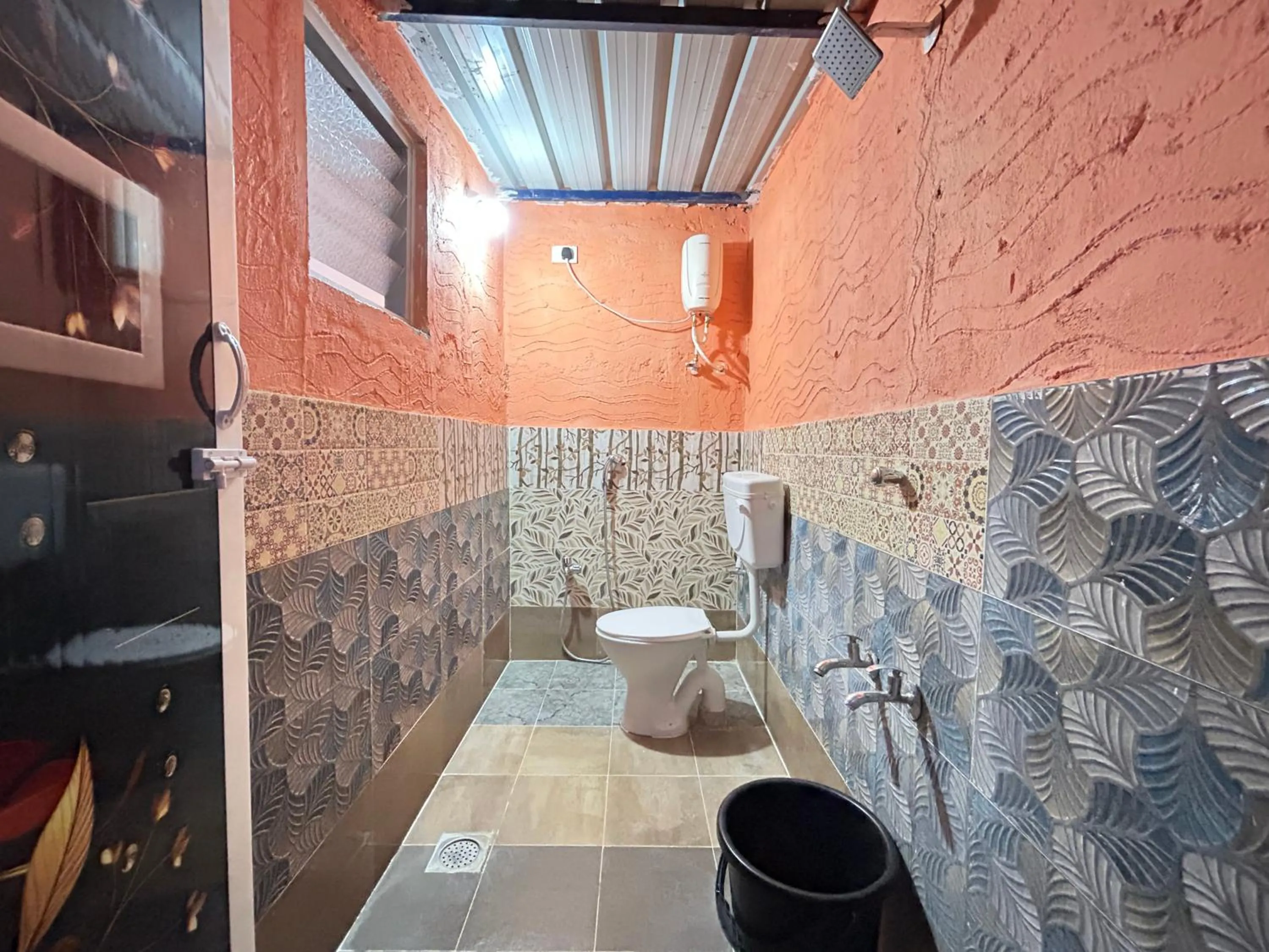 Shower in The Kaya Backpackers Rooms Srirangam