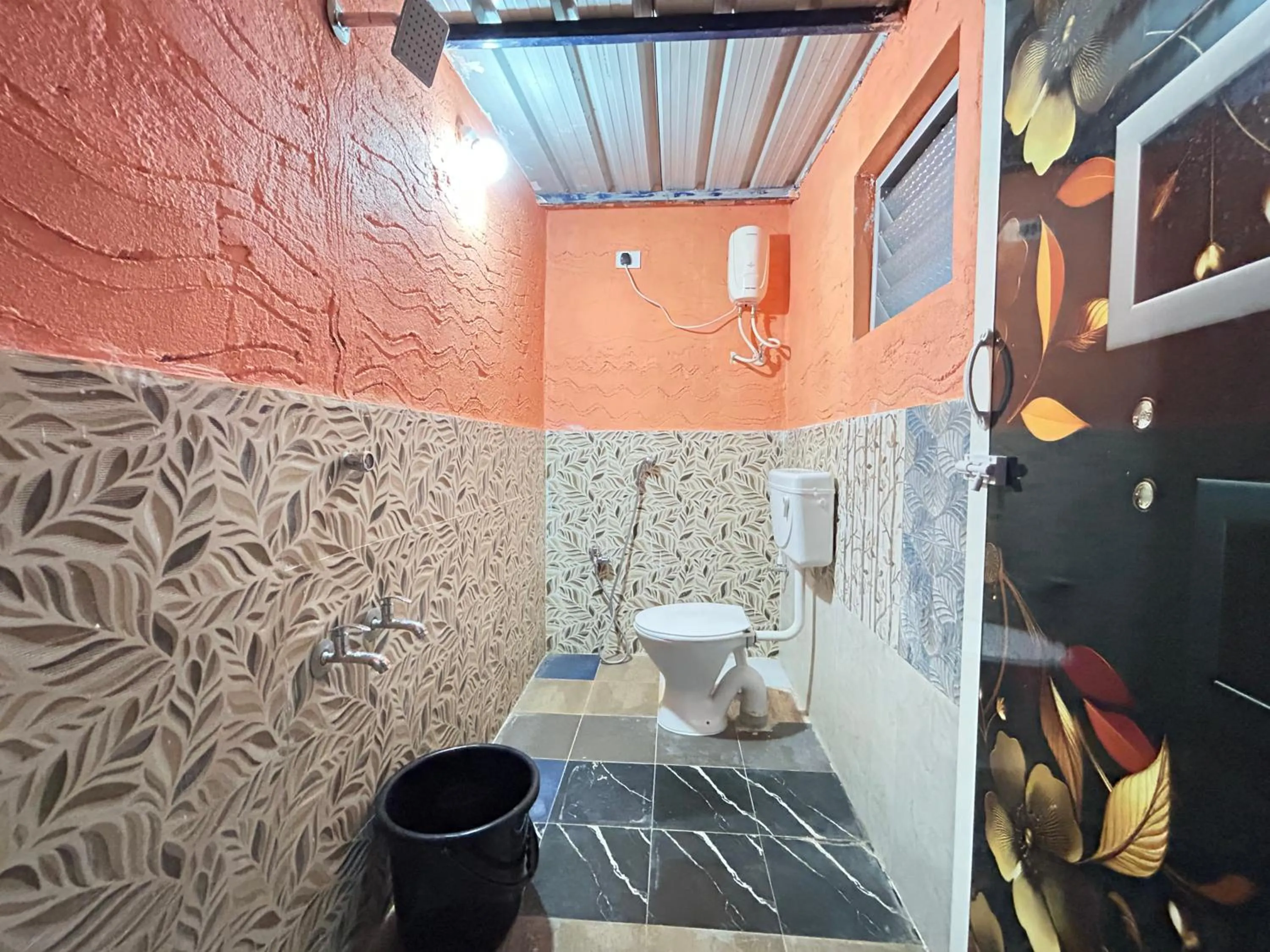 Shower in The Kaya Backpackers Rooms Srirangam