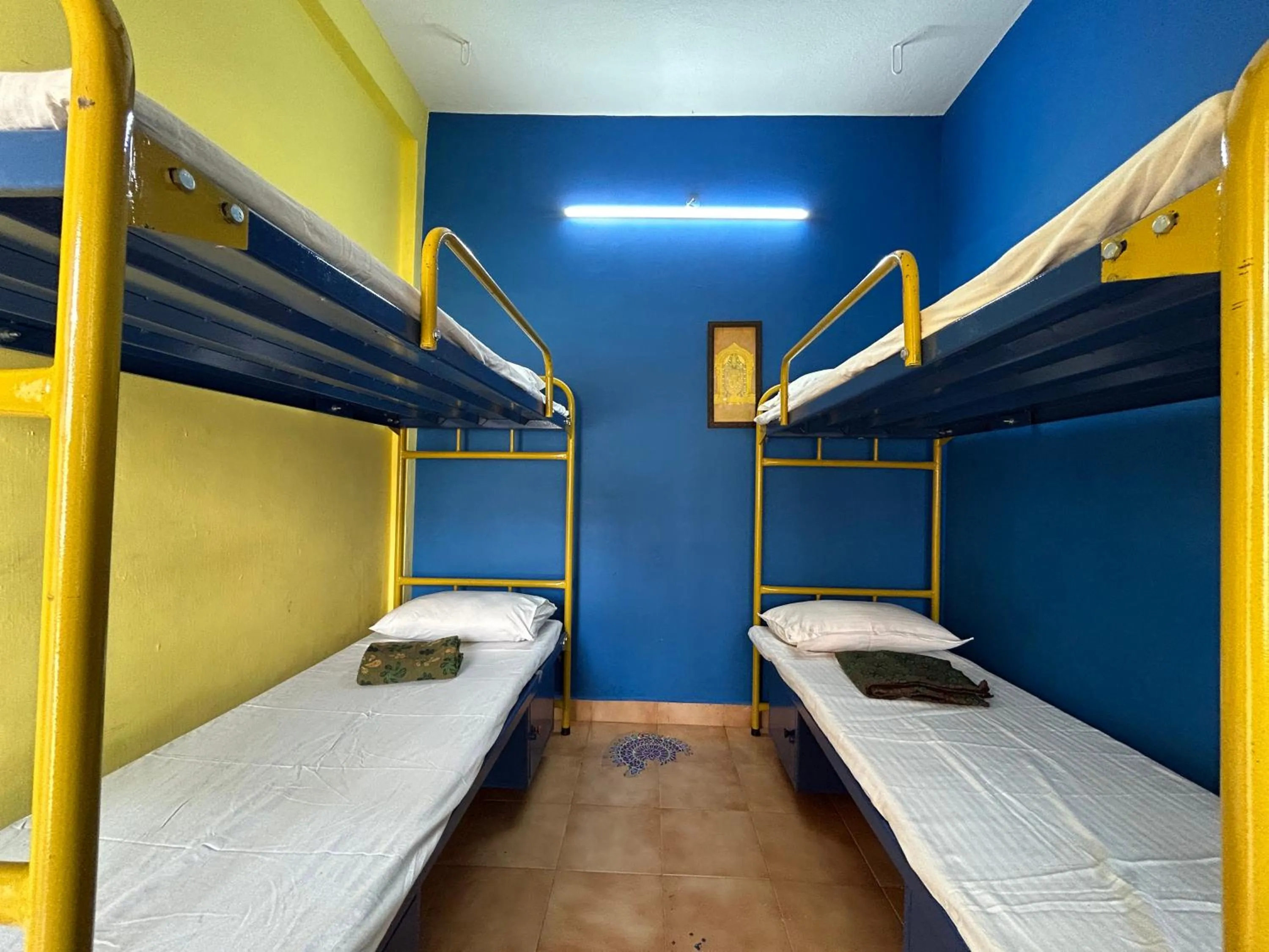 Bed in The Kaya Backpackers Rooms Srirangam