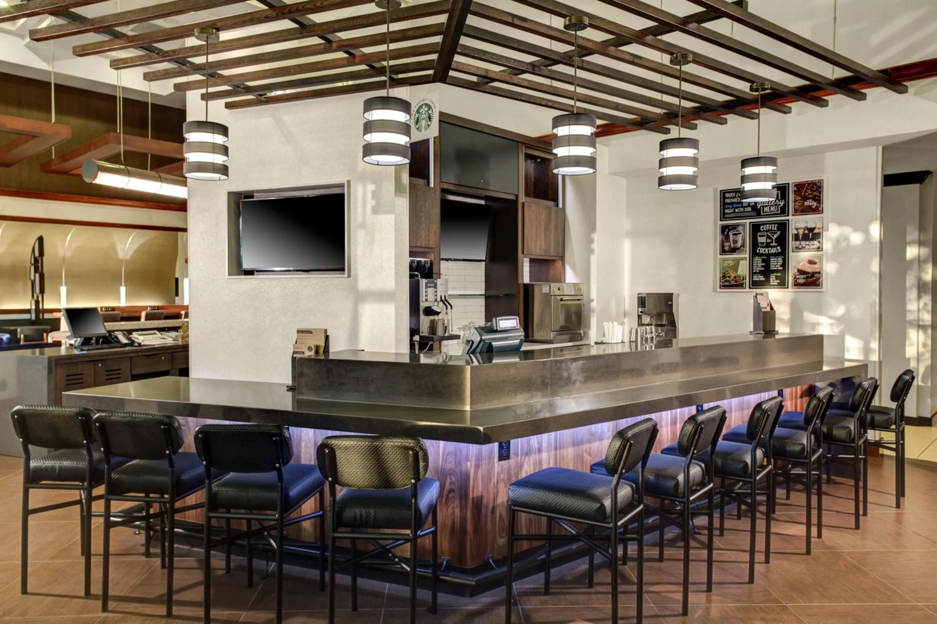 Lounge or bar in Hyatt Place Louisville-East