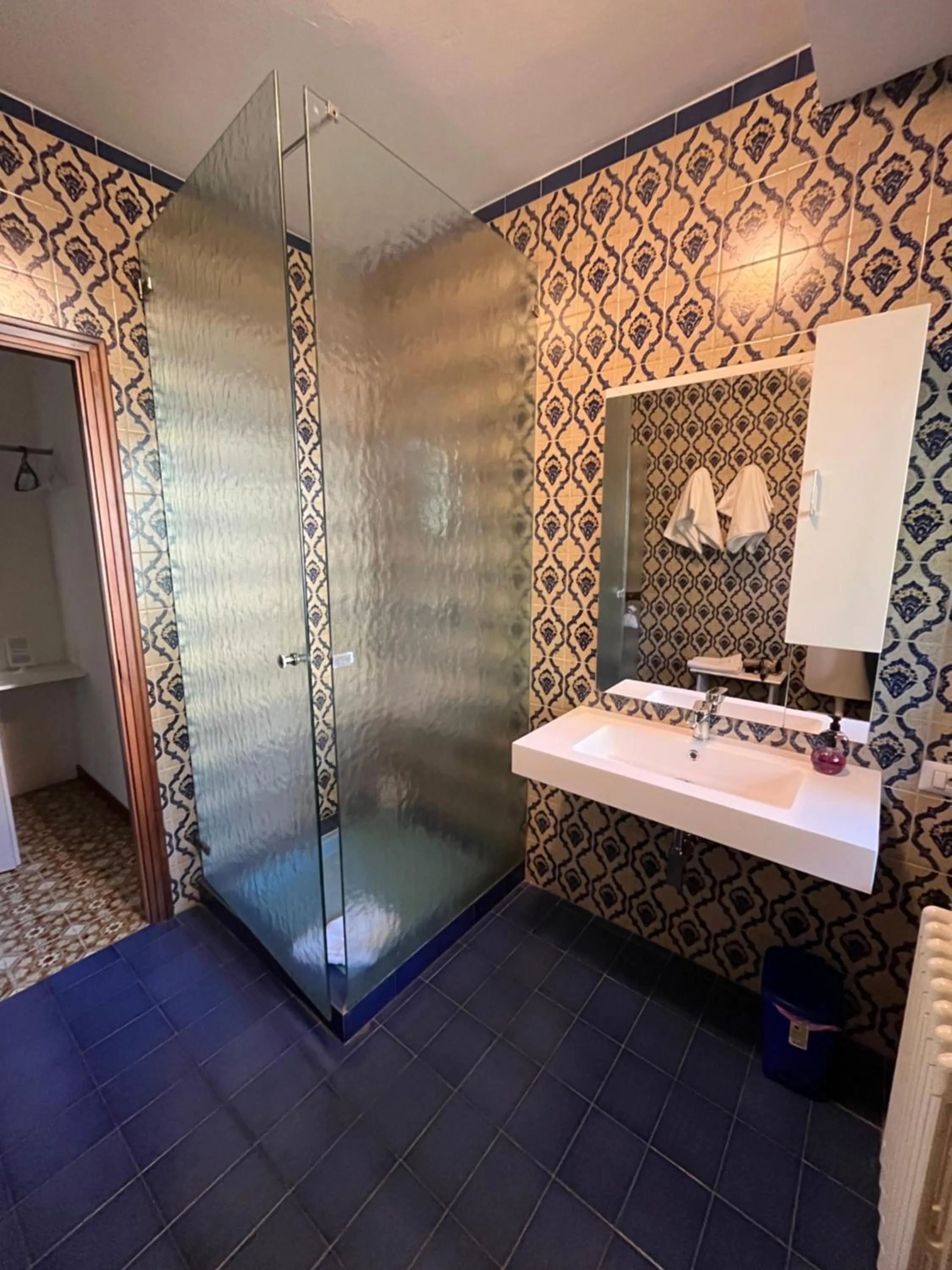 Shower in Bella Vita Guesthouse -parcheggio privato interno